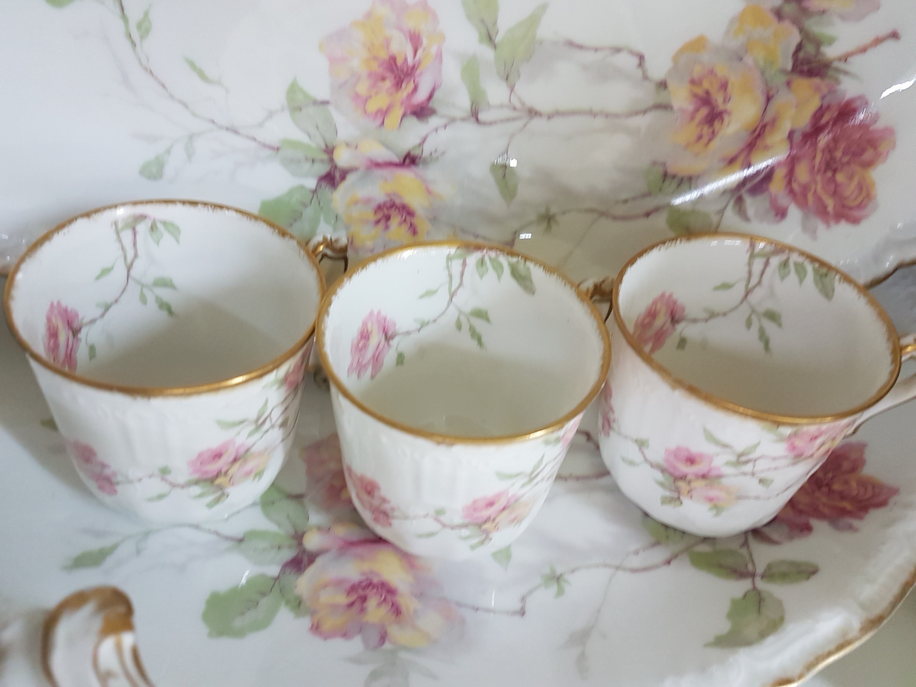 Detail i: Service, Haviland & Co, Limoges, 20. Jh., Blumendekor, 9 Tassen mit UT, 18 Kuchenteller D. 13cm, 8 Brotteller D. 21,5 cm, 8 Suppenteller, D. 24, 6 ...