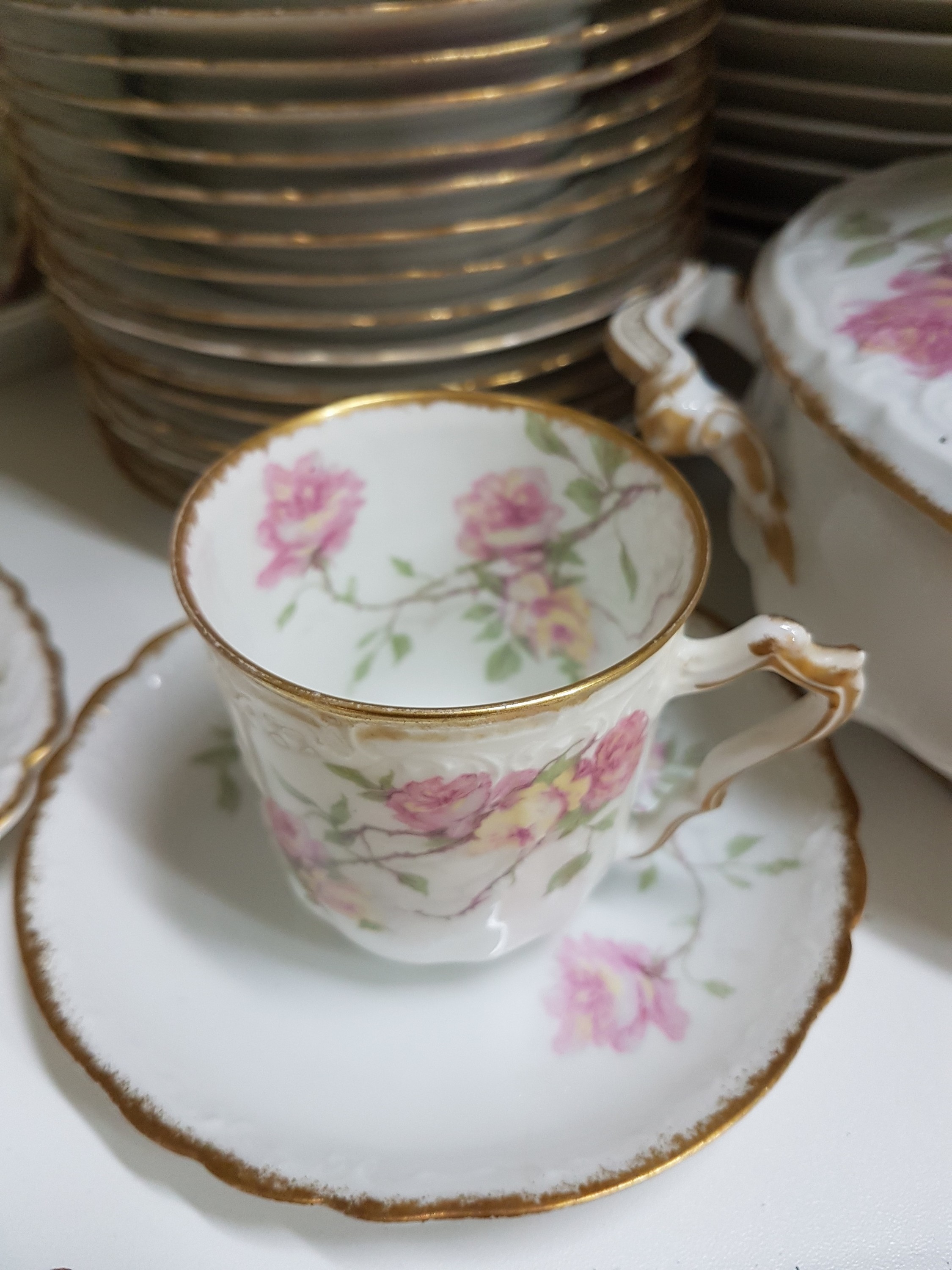 Detail j: Service, Haviland & Co, Limoges, 20. Jh., Blumendekor, 9 Tassen mit UT, 18 Kuchenteller D. 13cm, 8 Brotteller D. 21,5 cm, 8 Suppenteller, D. 24, 6 ...