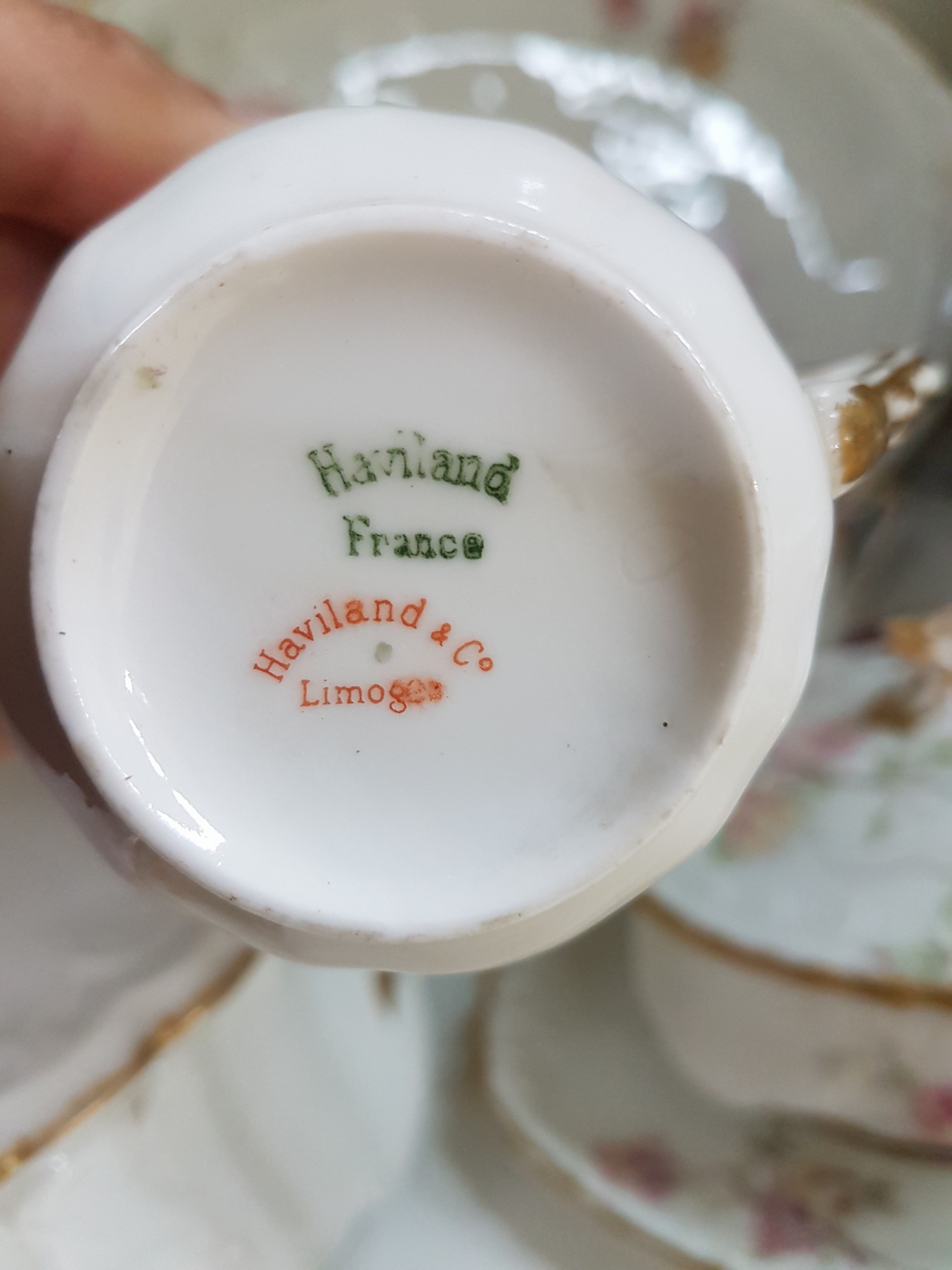 Detail k: Service, Haviland & Co, Limoges, 20. Jh., Blumendekor, 9 Tassen mit UT, 18 Kuchenteller D. 13cm, 8 Brotteller D. 21,5 cm, 8 Suppenteller, D. 24, 6 ...
