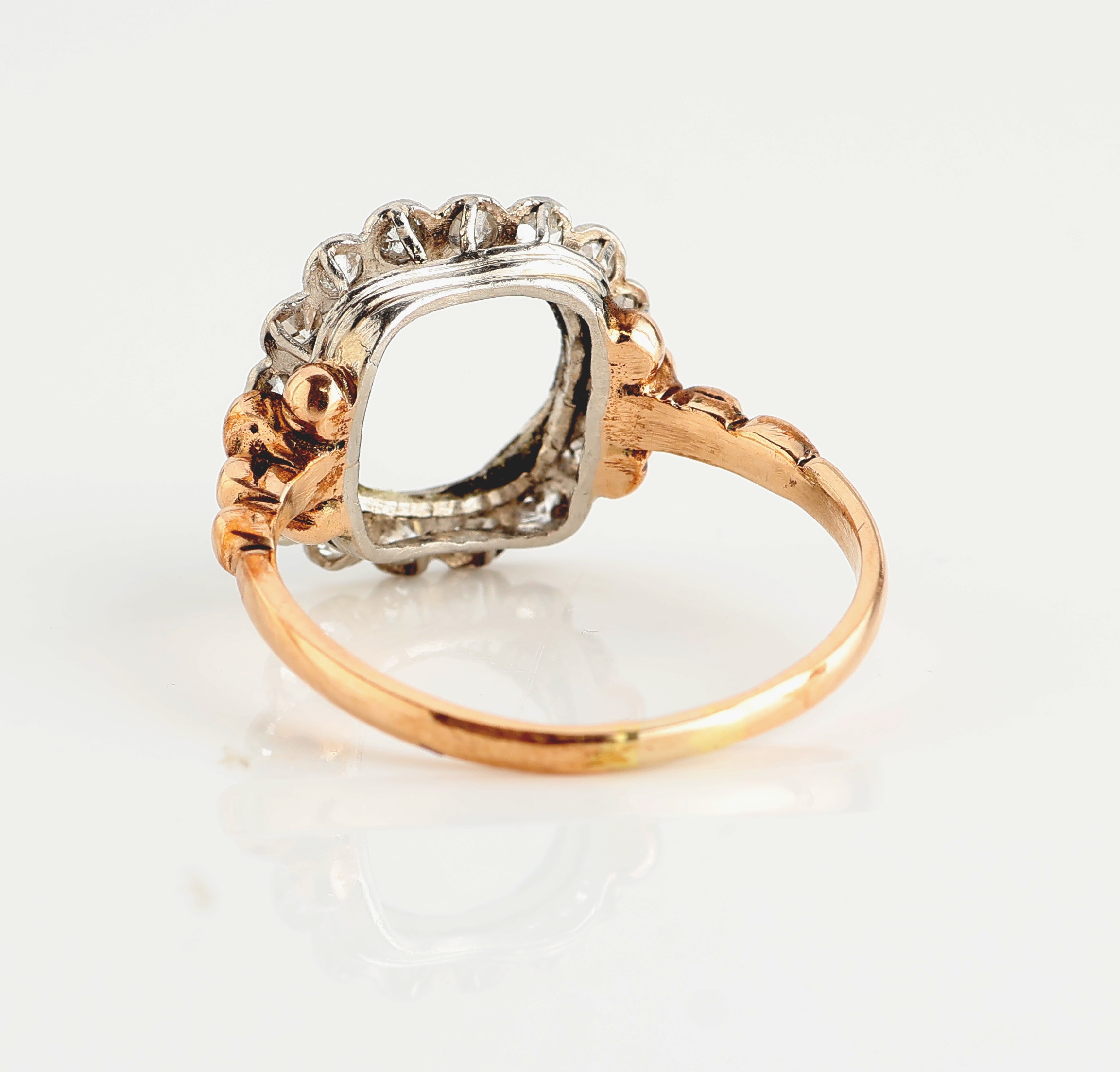 Detail a: 14 kt Gold Ring-Torso, um 1890, GG 585/000 und Platin, gepr., Mittelstein fehlt, Platin- Kranz mit 16 Altschliffdiamanten zus. ca. 0.35ct Weiß/p 1, ...