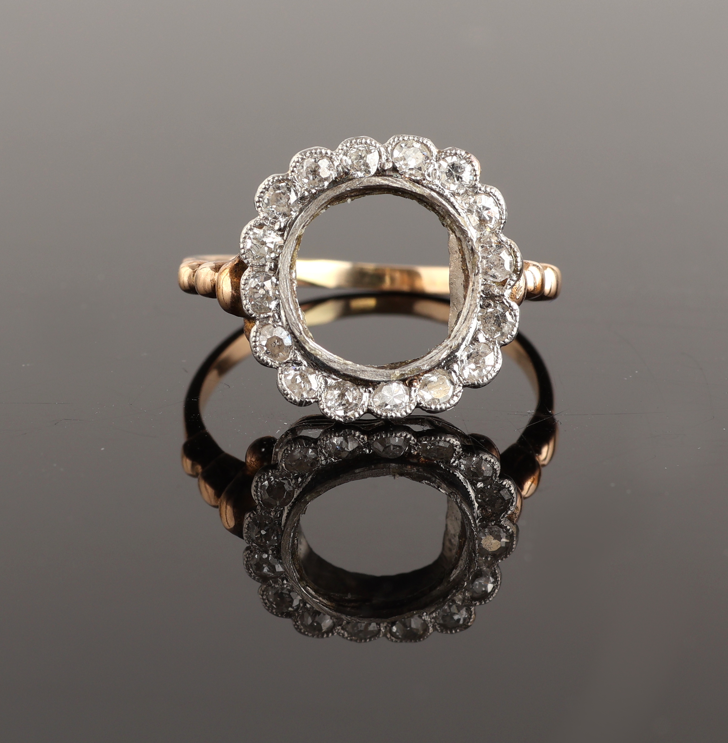 Detail b: 14 kt Gold Ring-Torso, um 1890, GG 585/000 und Platin, gepr., Mittelstein fehlt, Platin- Kranz mit 16 Altschliffdiamanten zus. ca. 0.35ct Weiß/p 1, ...