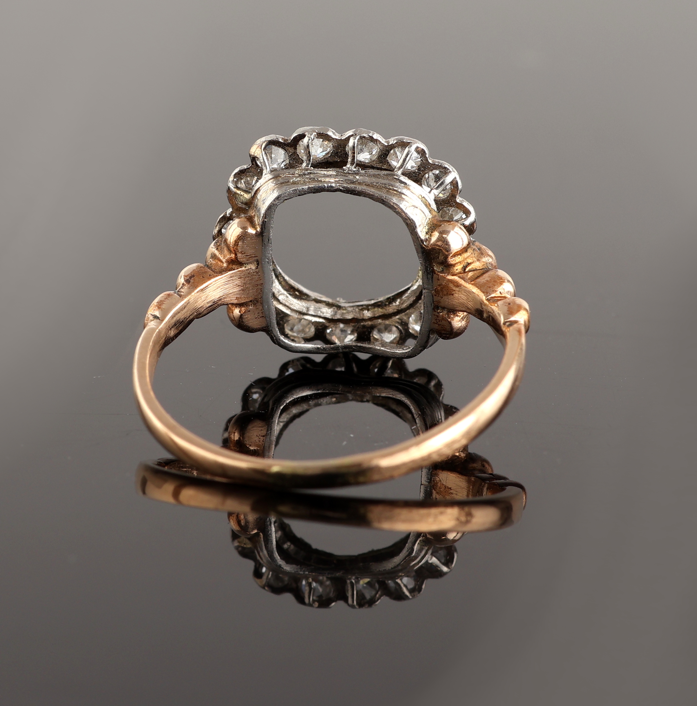 Detail c: 14 kt Gold Ring-Torso, um 1890, GG 585/000 und Platin, gepr., Mittelstein fehlt, Platin- Kranz mit 16 Altschliffdiamanten zus. ca. 0.35ct Weiß/p 1, ...