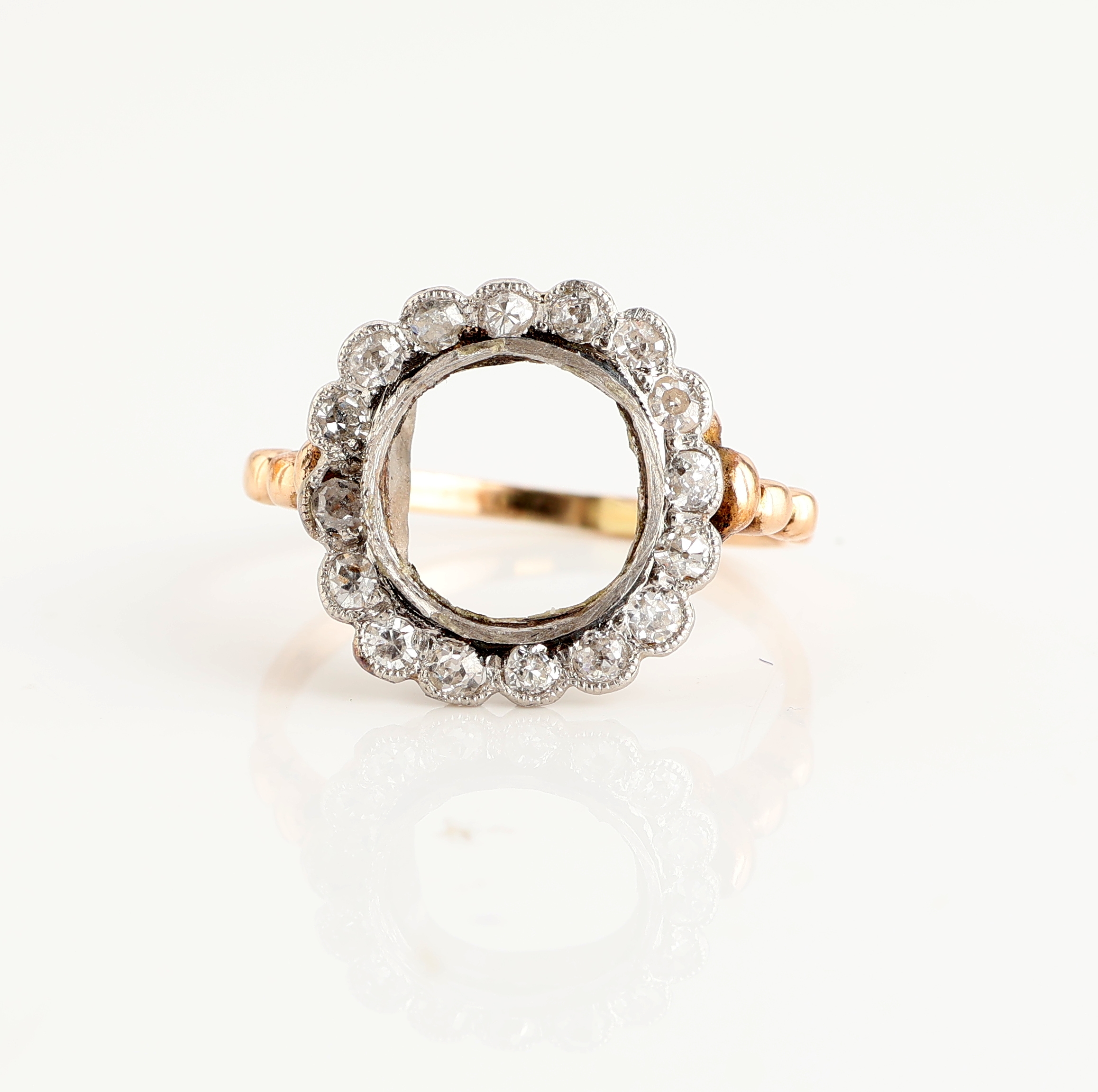 Detail d: 14 kt Gold Ring-Torso, um 1890, GG 585/000 und Platin, gepr., Mittelstein fehlt, Platin- Kranz mit 16 Altschliffdiamanten zus. ca. 0.35ct Weiß/p 1, ...