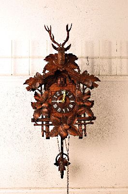 Image 26970913 - Kuckucksuhr, Schwarzwald, 1950er/1960er Jahre, geschnitzte Holzfront mit Hirschkopf oben ...