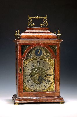 Image Barockuhr, Förster in Wien, Ende 18. Jh., Nußbaumgehäuse, Sockelleiste ...