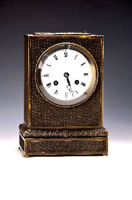 Image Tischuhr, Frankreich um 1850, verziertes Bronzegehäuse, patiniert, Bekrönung / ...