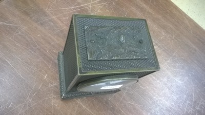 26970929a - Tischuhr, Frankreich um 1850, verziertes Bronzegehäuse, patiniert, Bekrönung / ...