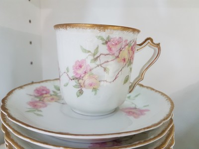 26970992g - Service, Haviland & Co, Limoges, 20. Jh., Blumendekor, 9 Tassen mit UT, 18 ...