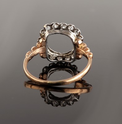 26970997c - 14 kt Gold Ring-Torso, um 1890, GG 585/000 und Platin, gepr., Mittelstein fehlt, ...