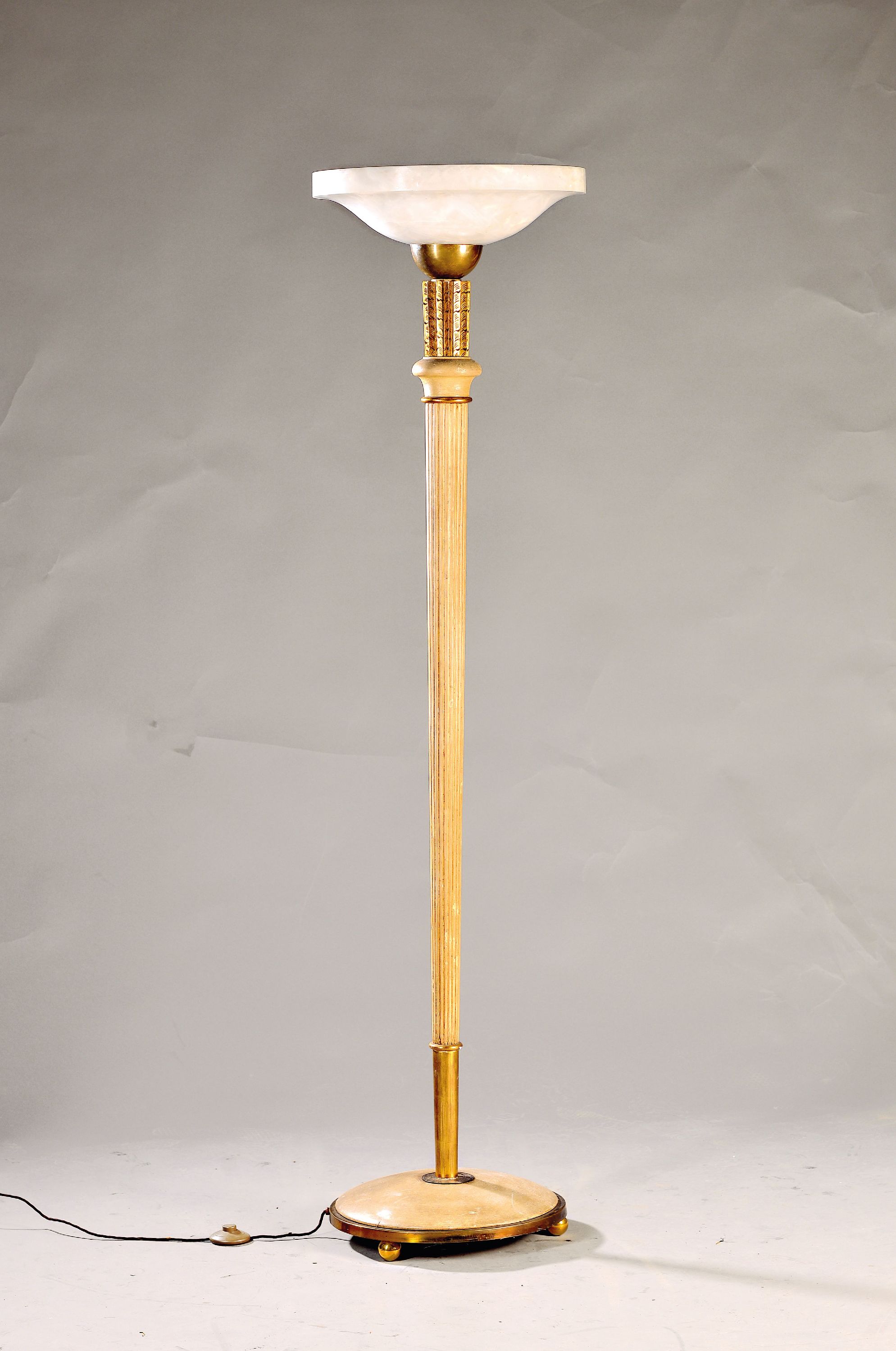 Stehlampe, wohl 30er Jahre, Alabasterschirm, kannelierter Holzfuß, z.T. Metall vermessingt, H. ca. 180 cm, laut Einlieferer intakt, Funktion nicht ...