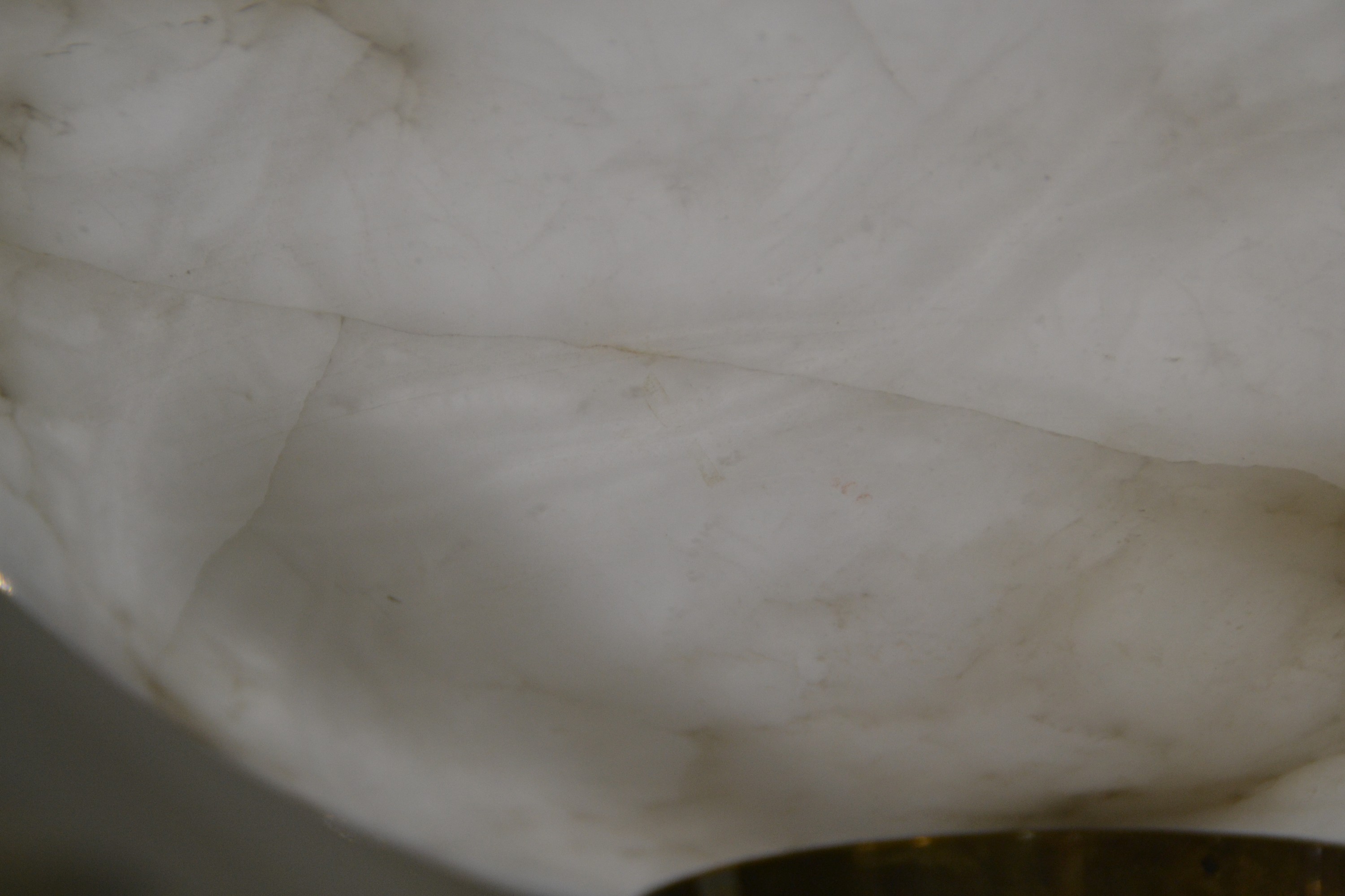 Detail b: Stehlampe, wohl 30er Jahre, Alabasterschirm, kannelierter Holzfuß, z.T. Metall vermessingt, H. ca. 180 cm, laut Einlieferer intakt, Funktion nicht ...