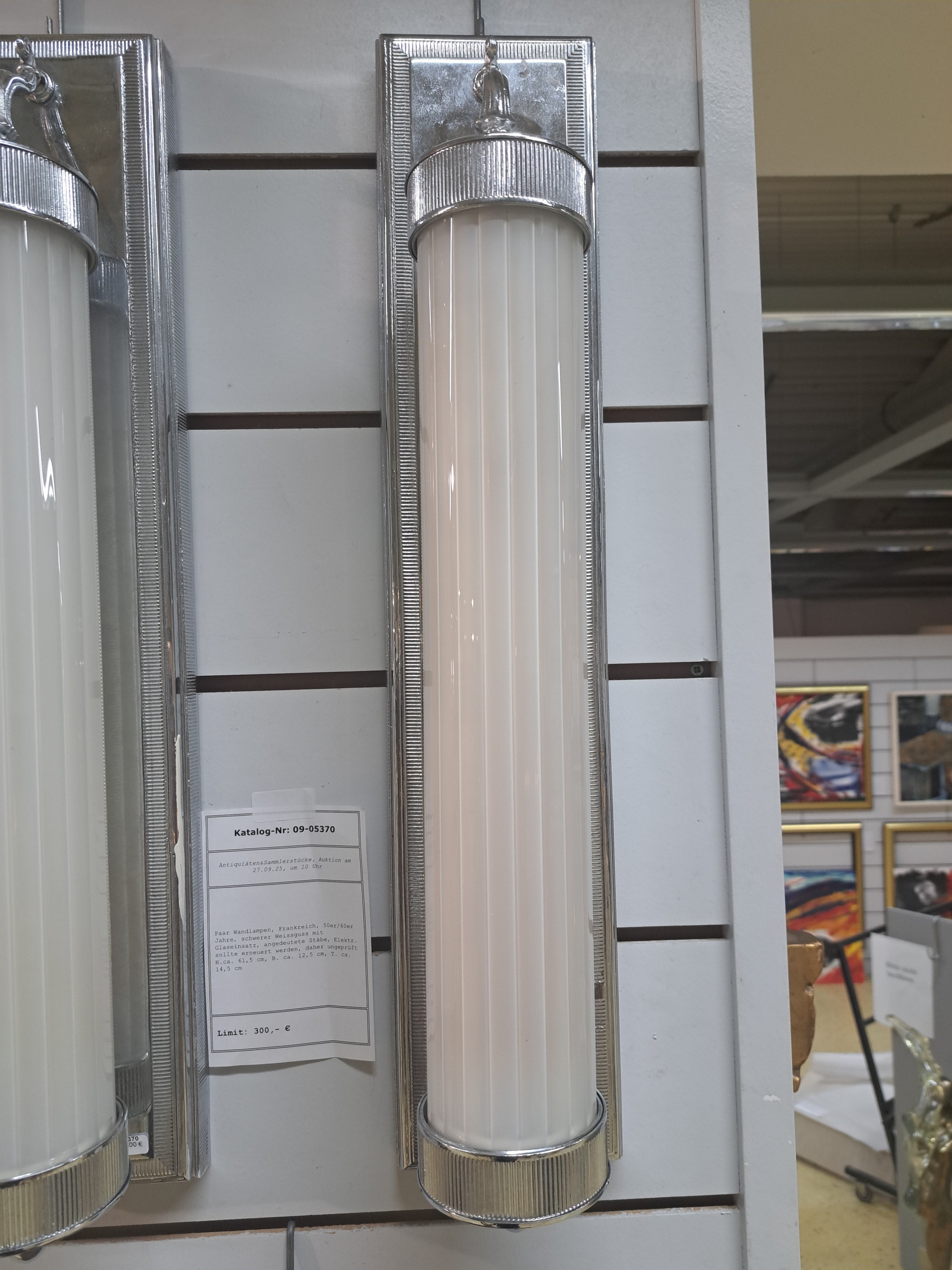 Detail b: Paar Wandlampen, Frankreich, 50er/60er Jahre, schwerer Weissguss mit Glaseinsatz, angedeutete Stäbe, Elektr. sollte erneuert werden, daher ...