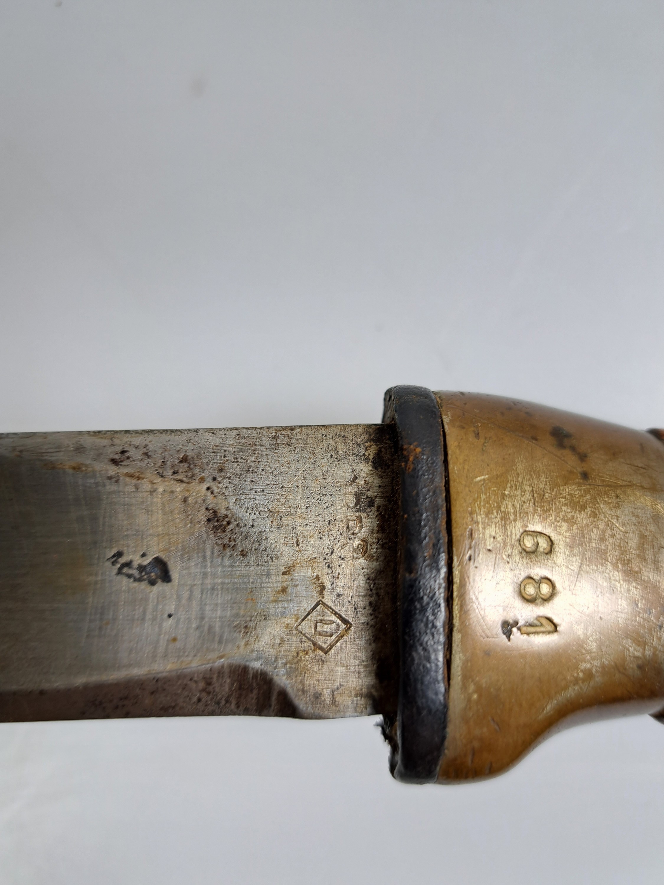 Detail a: Schaschka M1881, Russland, um 1900, gekehlte Klinge mit kyrillischer Herstellermarke, Holzgriff, belederte Holzscheide, Länge 100cm