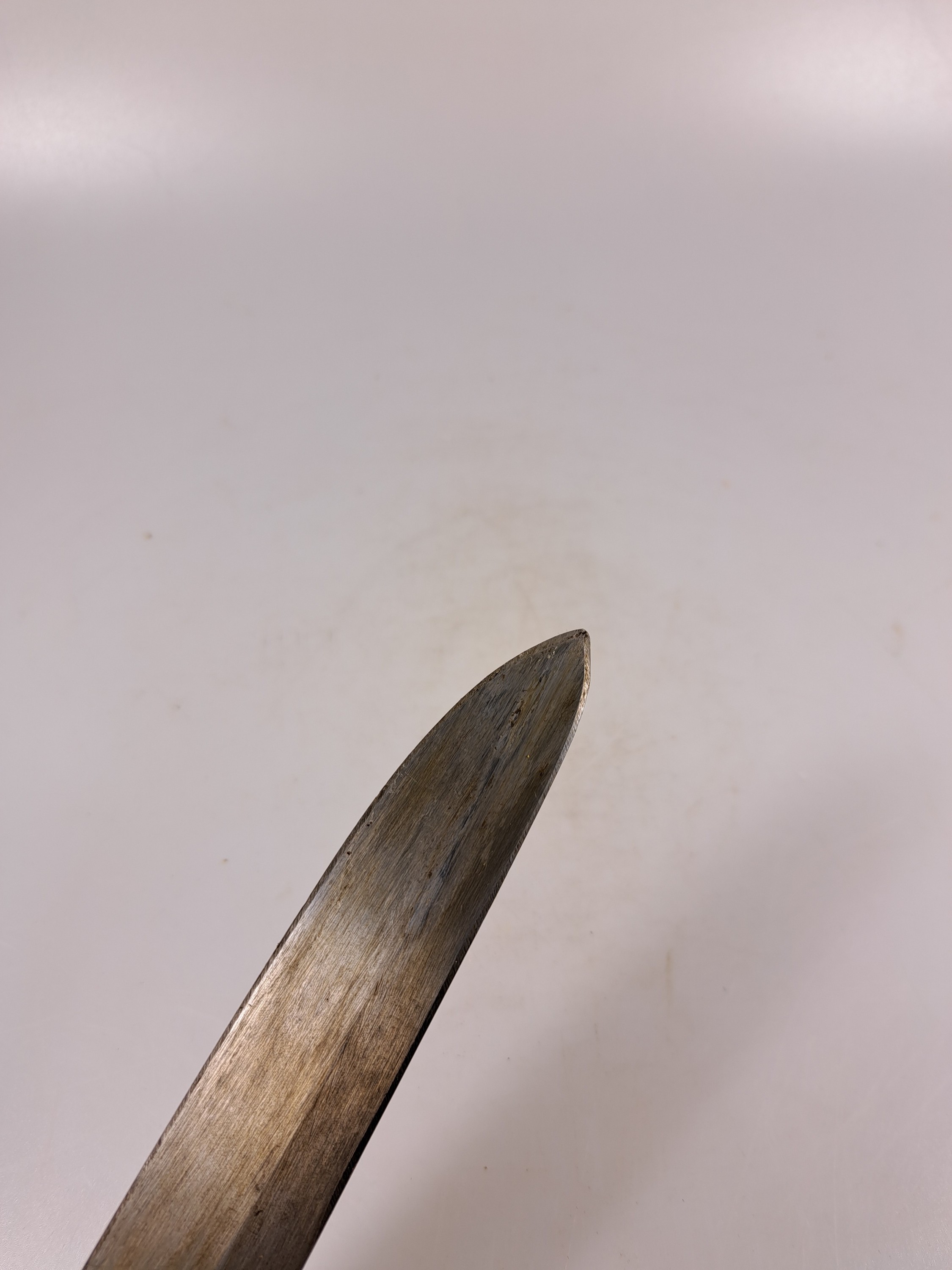 Detail b: Schaschka M1881, Russland, um 1900, gekehlte Klinge mit kyrillischer Herstellermarke, Holzgriff, belederte Holzscheide, Länge 100cm