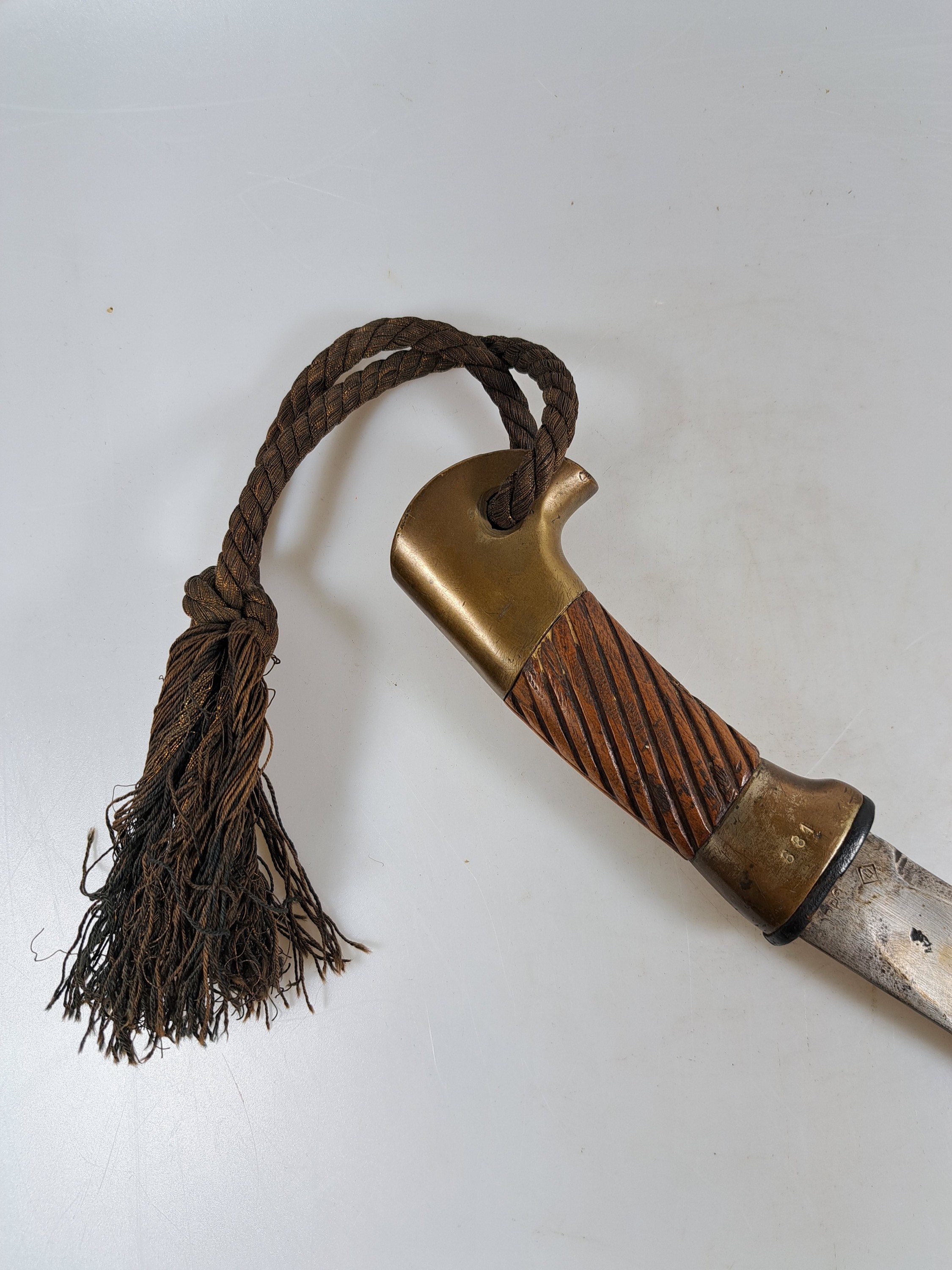 Detail c: Schaschka M1881, Russland, um 1900, gekehlte Klinge mit kyrillischer Herstellermarke, Holzgriff, belederte Holzscheide, Länge 100cm