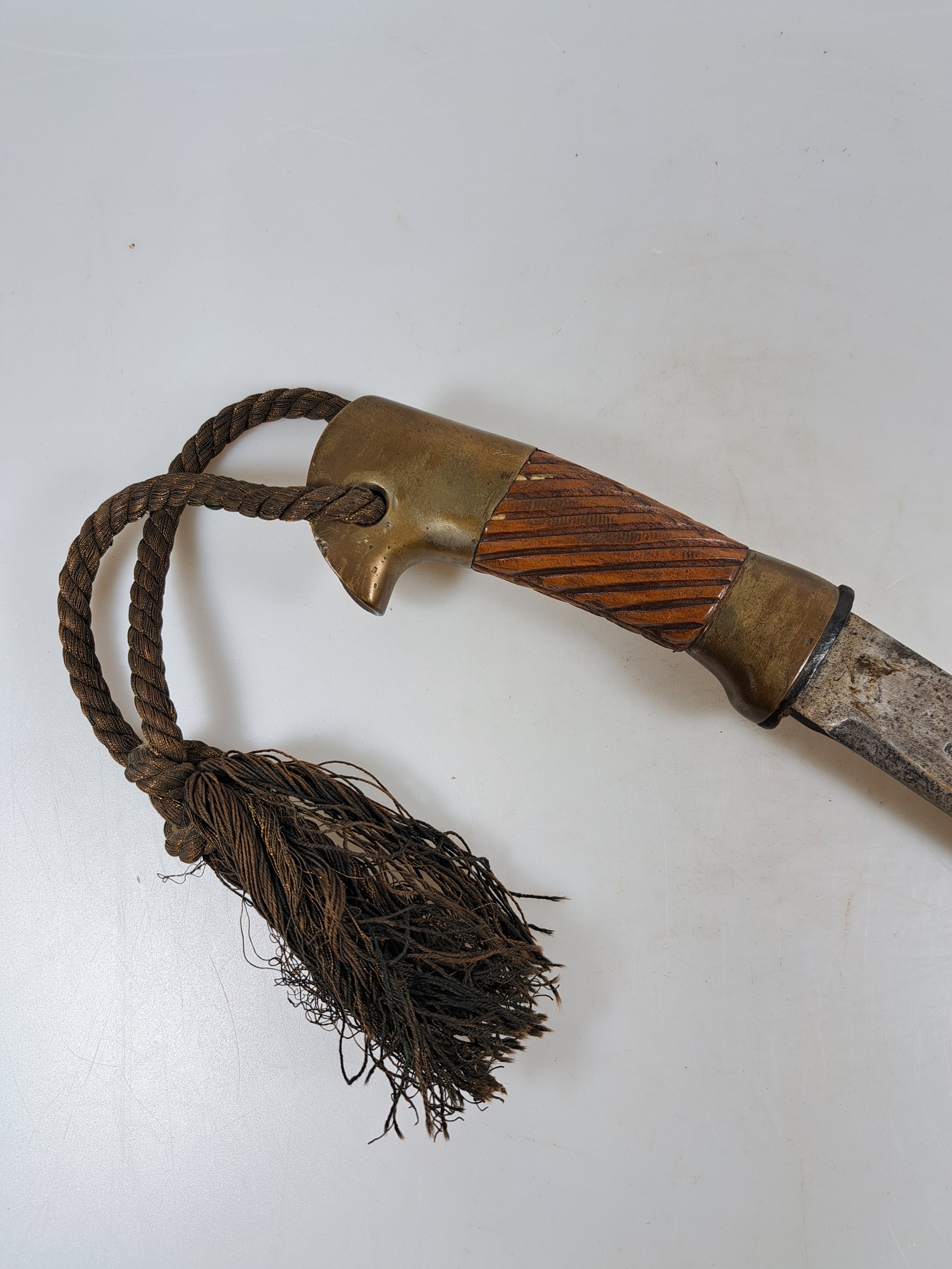 Detail d: Schaschka M1881, Russland, um 1900, gekehlte Klinge mit kyrillischer Herstellermarke, Holzgriff, belederte Holzscheide, Länge 100cm