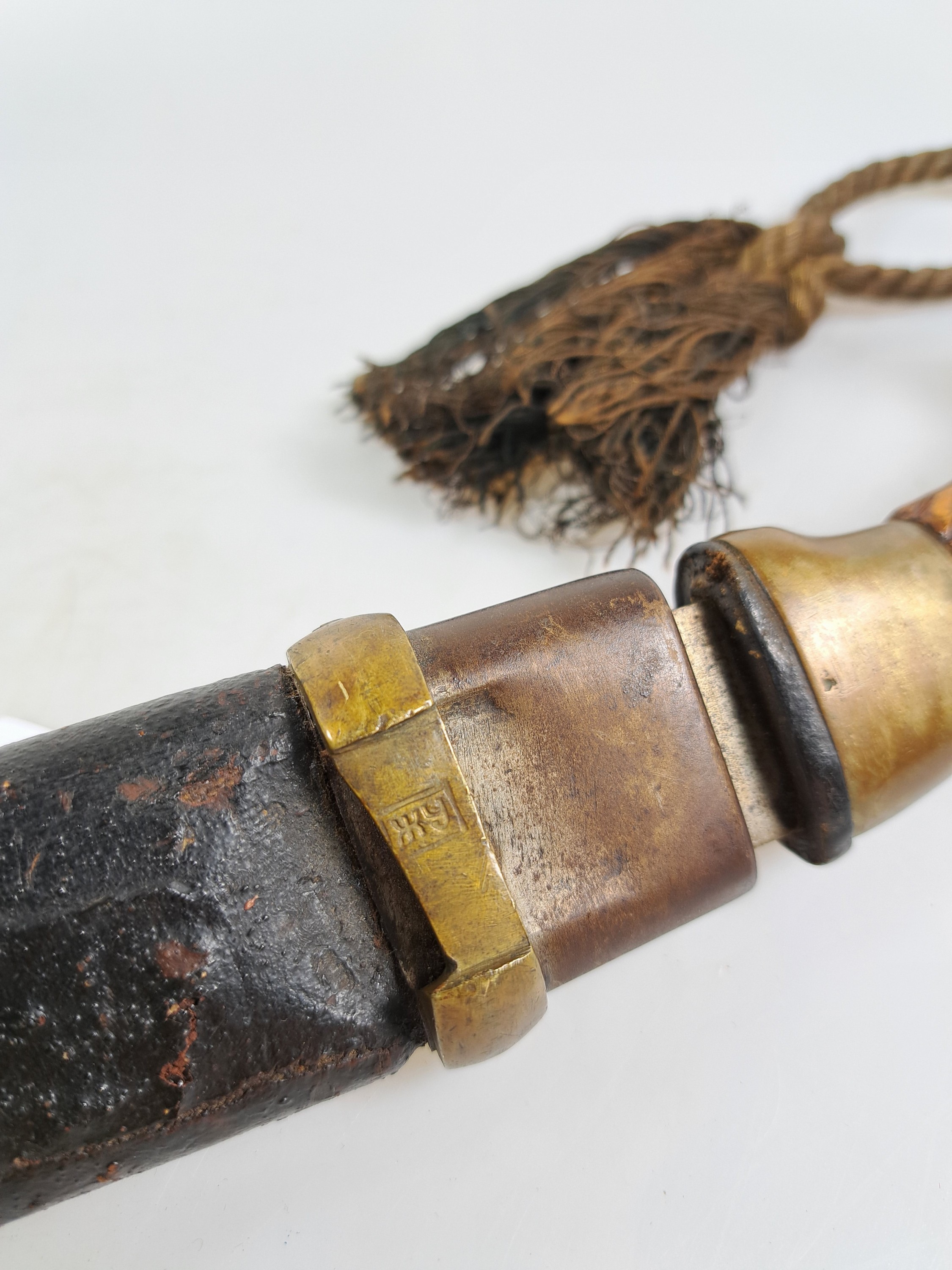 Detail e: Schaschka M1881, Russland, um 1900, gekehlte Klinge mit kyrillischer Herstellermarke, Holzgriff, belederte Holzscheide, Länge 100cm