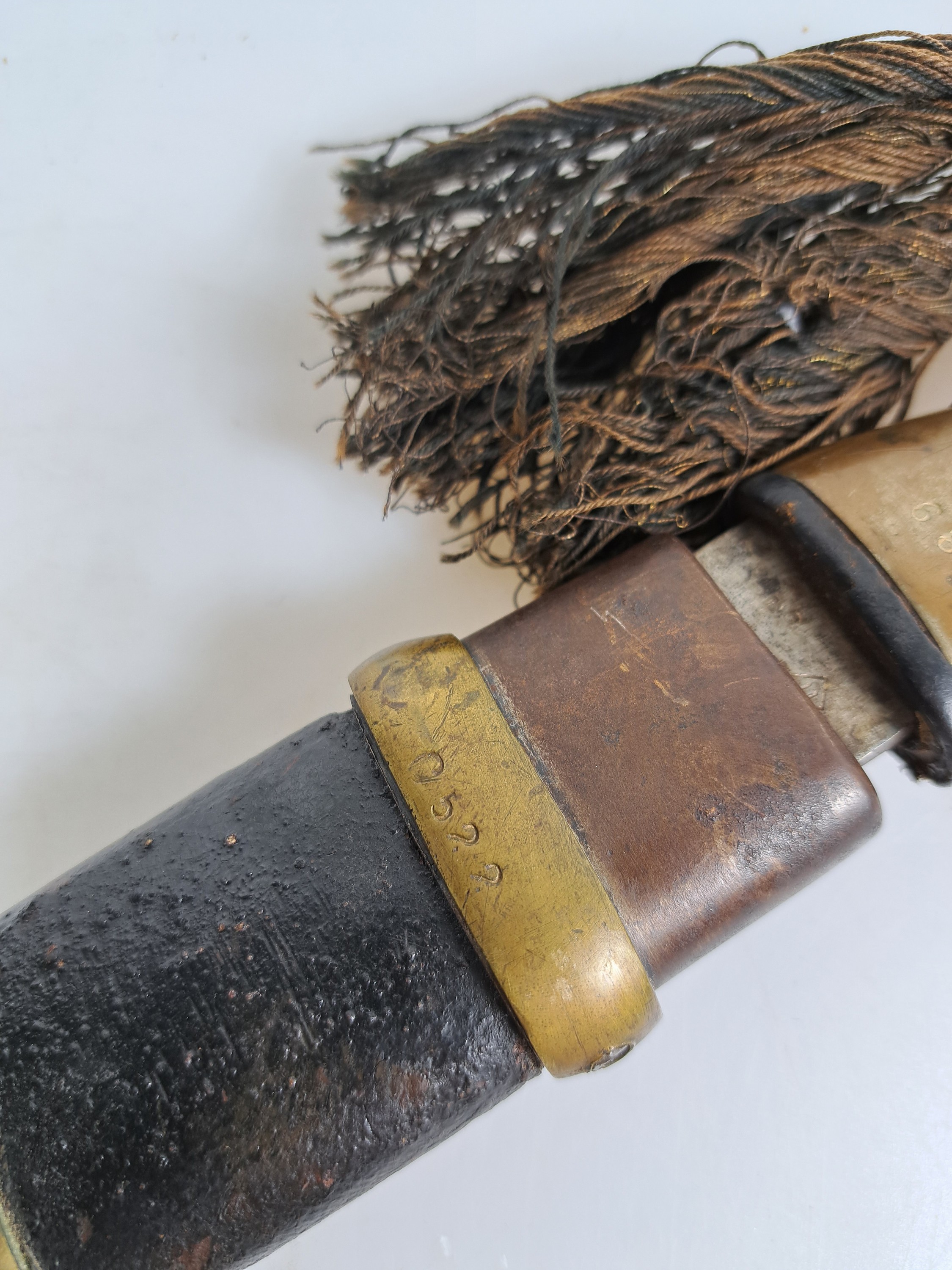 Detail f: Schaschka M1881, Russland, um 1900, gekehlte Klinge mit kyrillischer Herstellermarke, Holzgriff, belederte Holzscheide, Länge 100cm