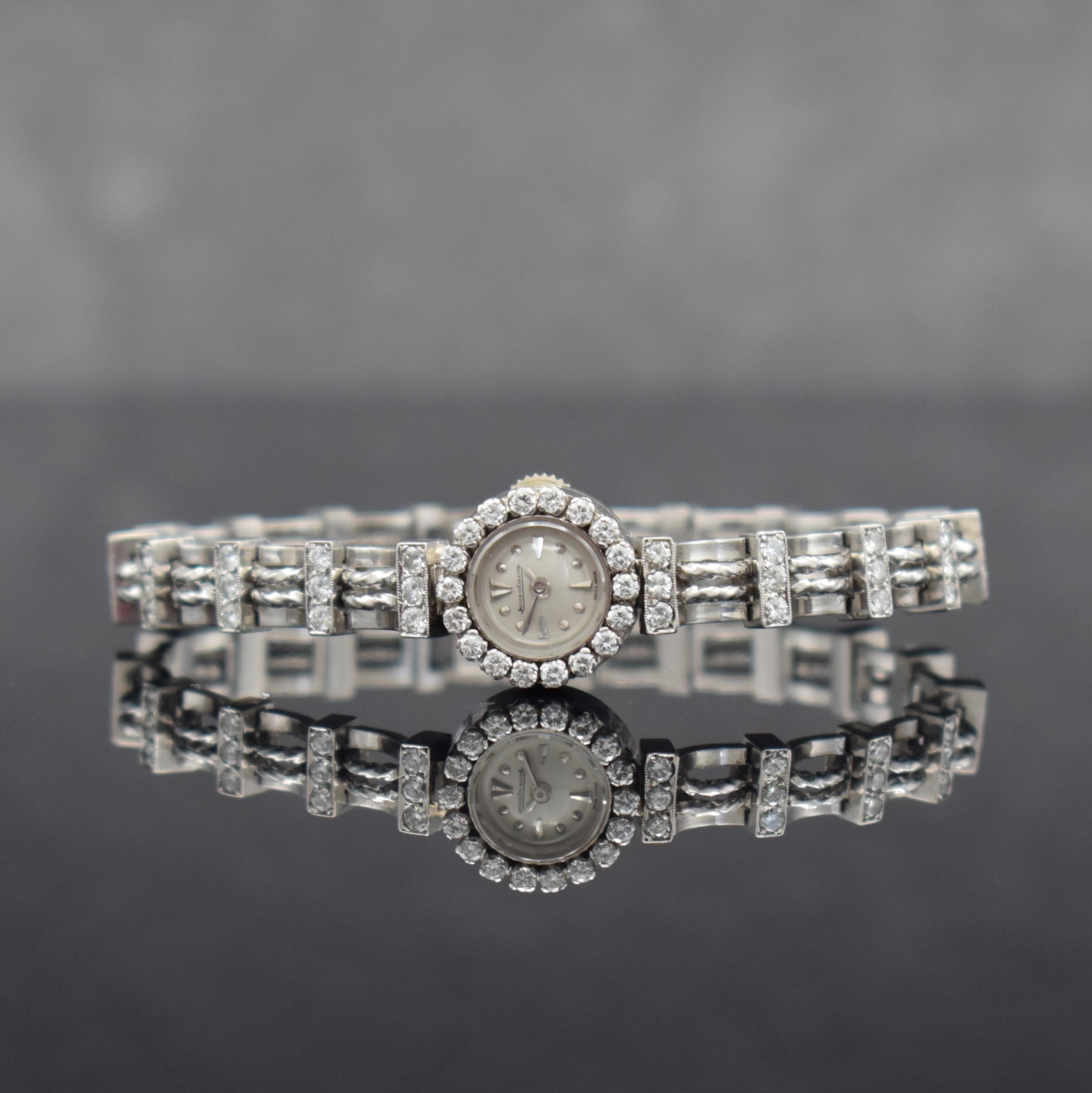 Jaeger-LeCoultre ausgefallene, Diamantbesetzte Damenarmbanduhr in WG 750/000, Schweiz um 1945, Handaufzug, 2-fach verschr. Geh. m. rückseitiger ...