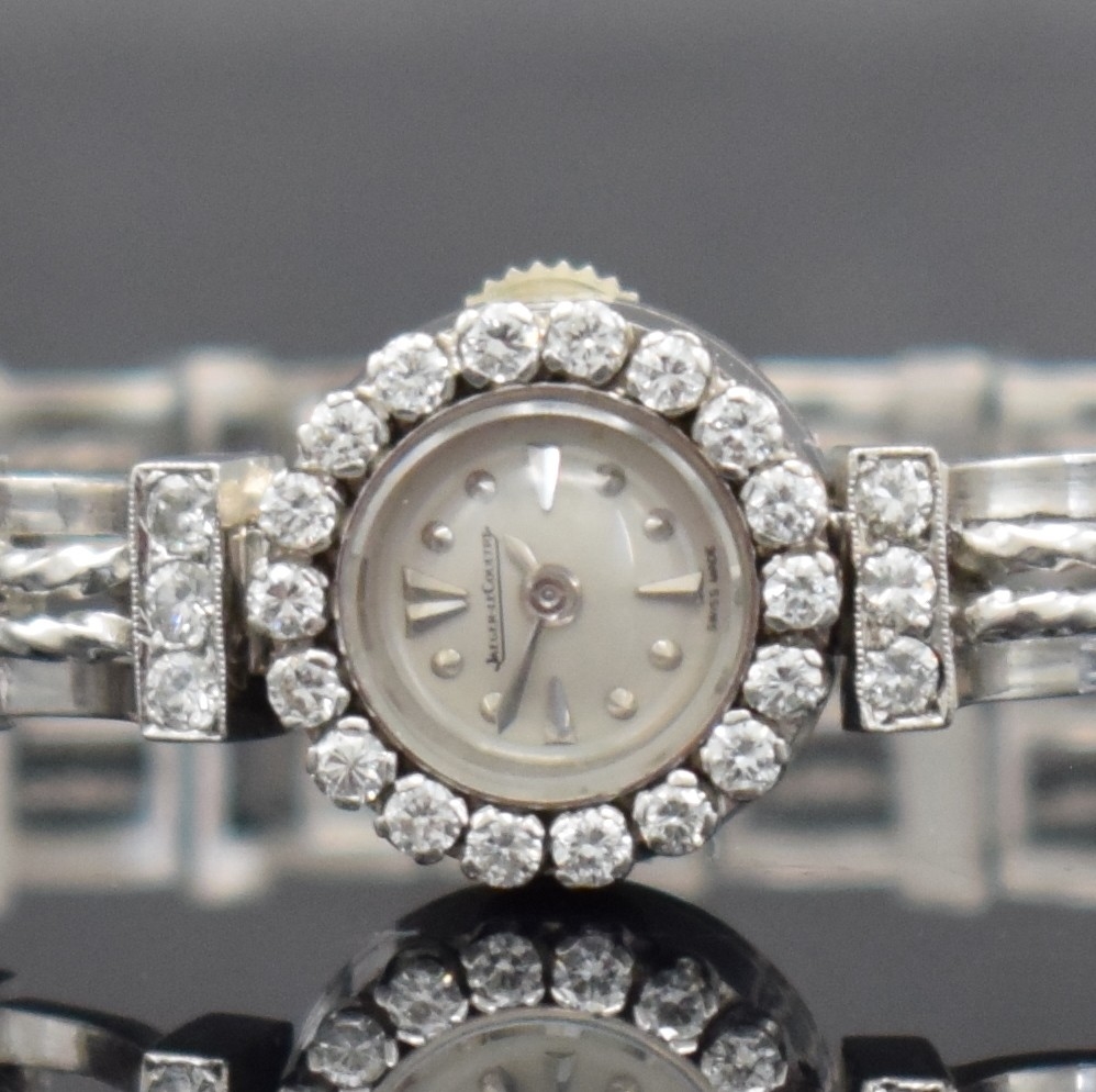 Detail a: Jaeger-LeCoultre ausgefallene, Diamantbesetzte Damenarmbanduhr in WG 750/000, Schweiz um 1945, Handaufzug, 2-fach verschr. Geh. m. rückseitiger ...