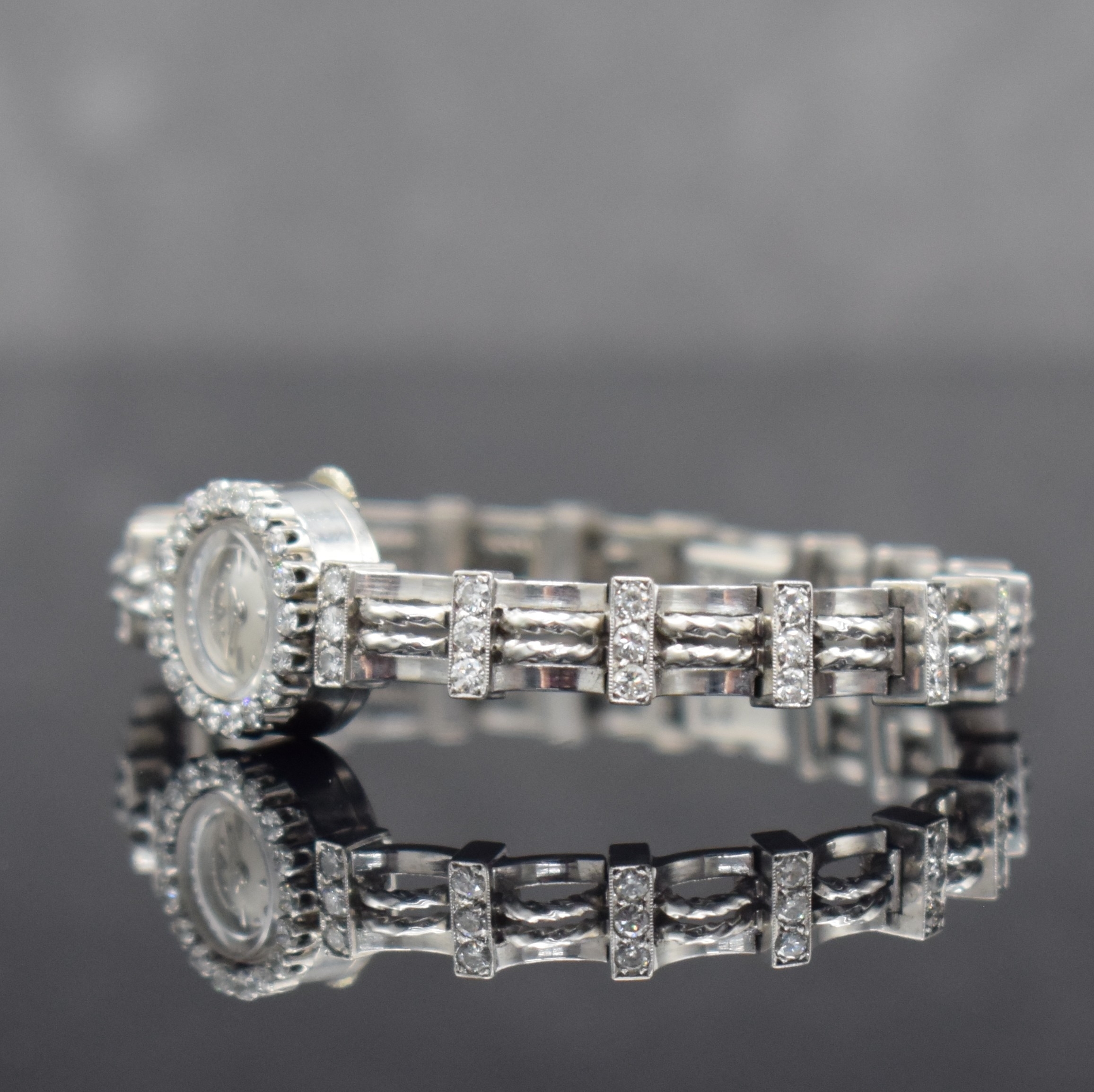 Detail b: Jaeger-LeCoultre ausgefallene, Diamantbesetzte Damenarmbanduhr in WG 750/000, Schweiz um 1945, Handaufzug, 2-fach verschr. Geh. m. rückseitiger ...