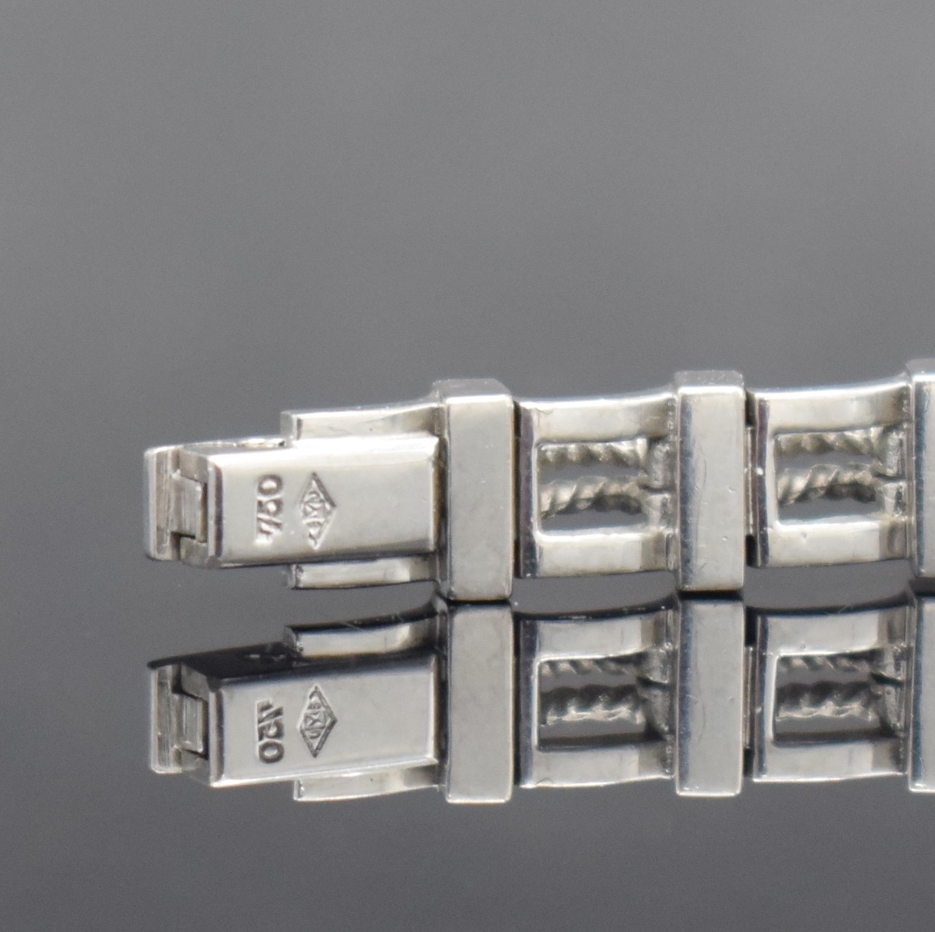 Detail d: Jaeger-LeCoultre ausgefallene, Diamantbesetzte Damenarmbanduhr in WG 750/000, Schweiz um 1945, Handaufzug, 2-fach verschr. Geh. m. rückseitiger ...