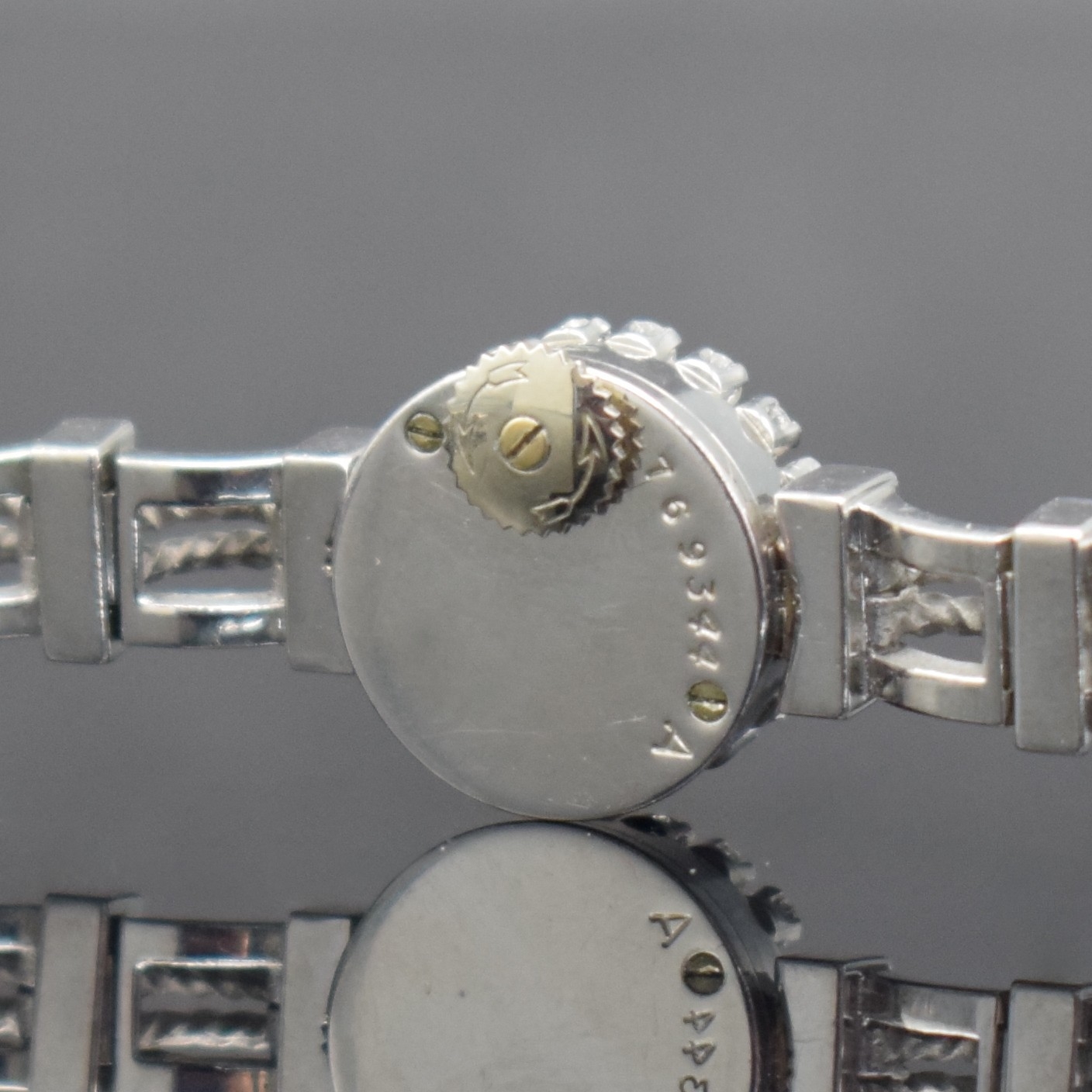 Detail e: Jaeger-LeCoultre ausgefallene, Diamantbesetzte Damenarmbanduhr in WG 750/000, Schweiz um 1945, Handaufzug, 2-fach verschr. Geh. m. rückseitiger ...