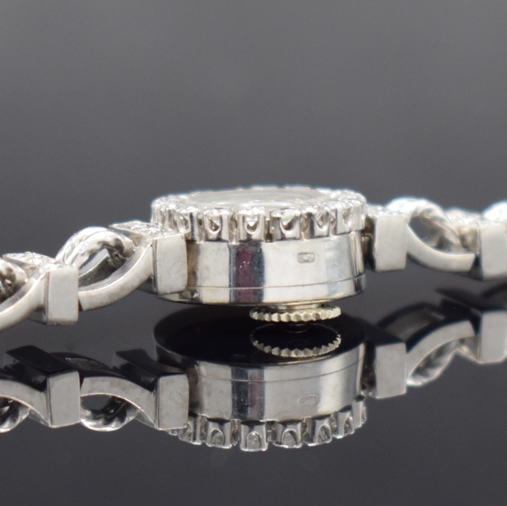 Detail f: Jaeger-LeCoultre ausgefallene, Diamantbesetzte Damenarmbanduhr in WG 750/000, Schweiz um 1945, Handaufzug, 2-fach verschr. Geh. m. rückseitiger ...