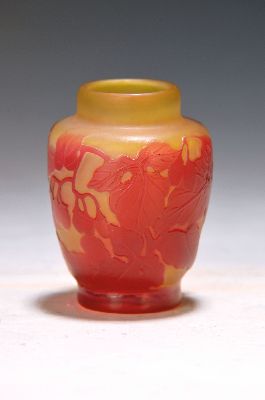 Image 26971003 - Kleine Jugendstilvase, Galle, Nancy, 1906/14, farbloses Glas, gelber Innenüberfang, ...