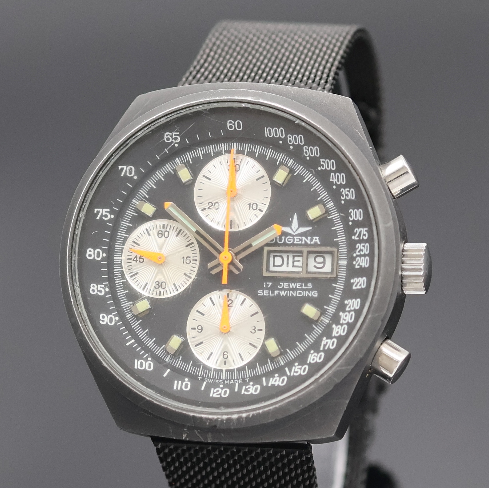Detail a: DUGENA Herrenchronograph, Schweiz um 1980, Automatik, 2-teil., geschwärztes Edelstahlgeh., verschr. Boden, schwarzes Milanaiseband, schwarzes ...