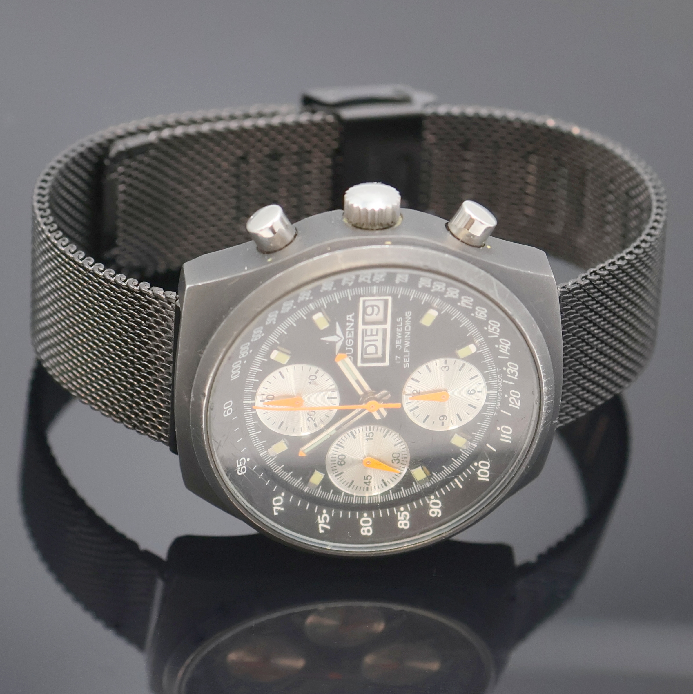 Detail c: DUGENA Herrenchronograph, Schweiz um 1980, Automatik, 2-teil., geschwärztes Edelstahlgeh., verschr. Boden, schwarzes Milanaiseband, schwarzes ...