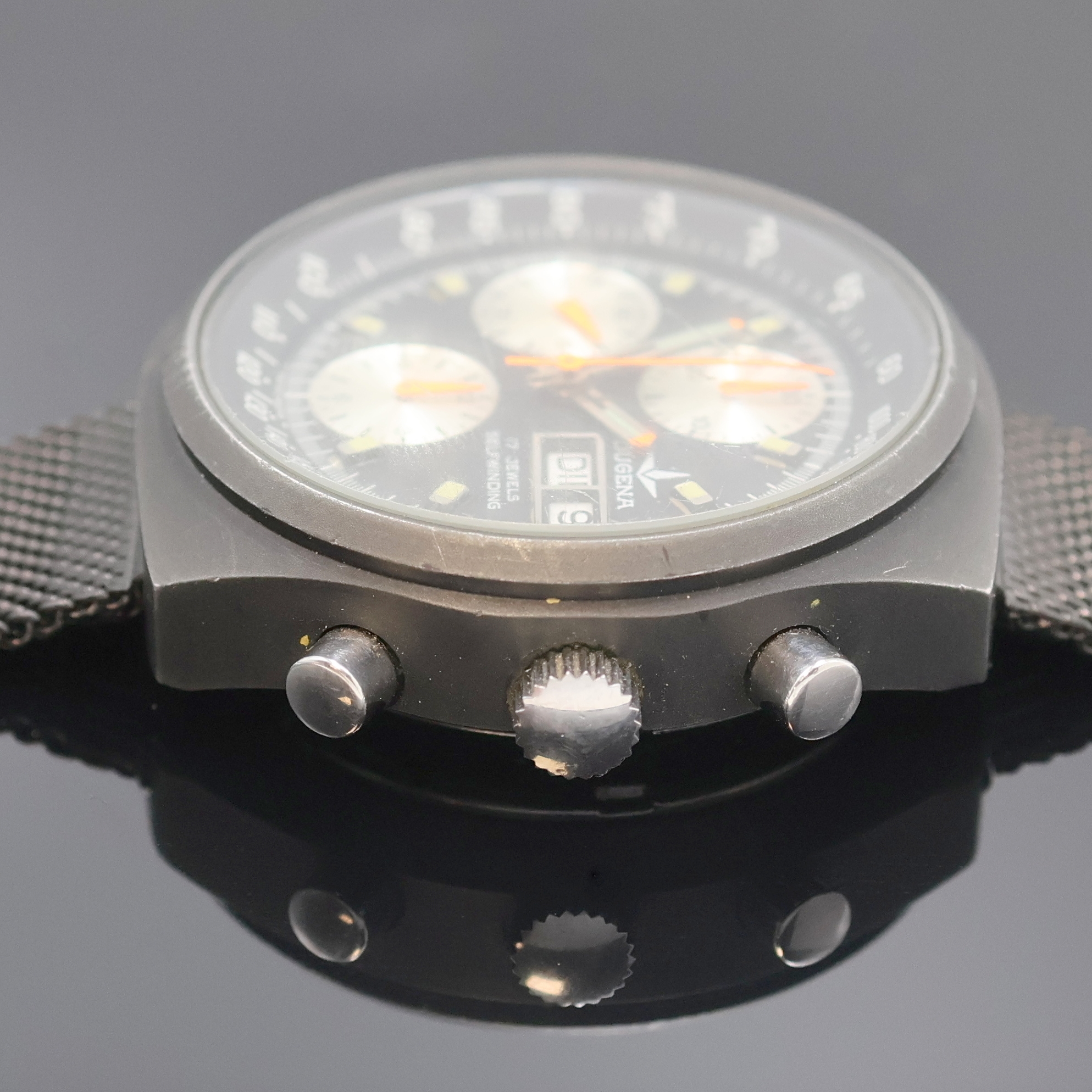 Detail d: DUGENA Herrenchronograph, Schweiz um 1980, Automatik, 2-teil., geschwärztes Edelstahlgeh., verschr. Boden, schwarzes Milanaiseband, schwarzes ...