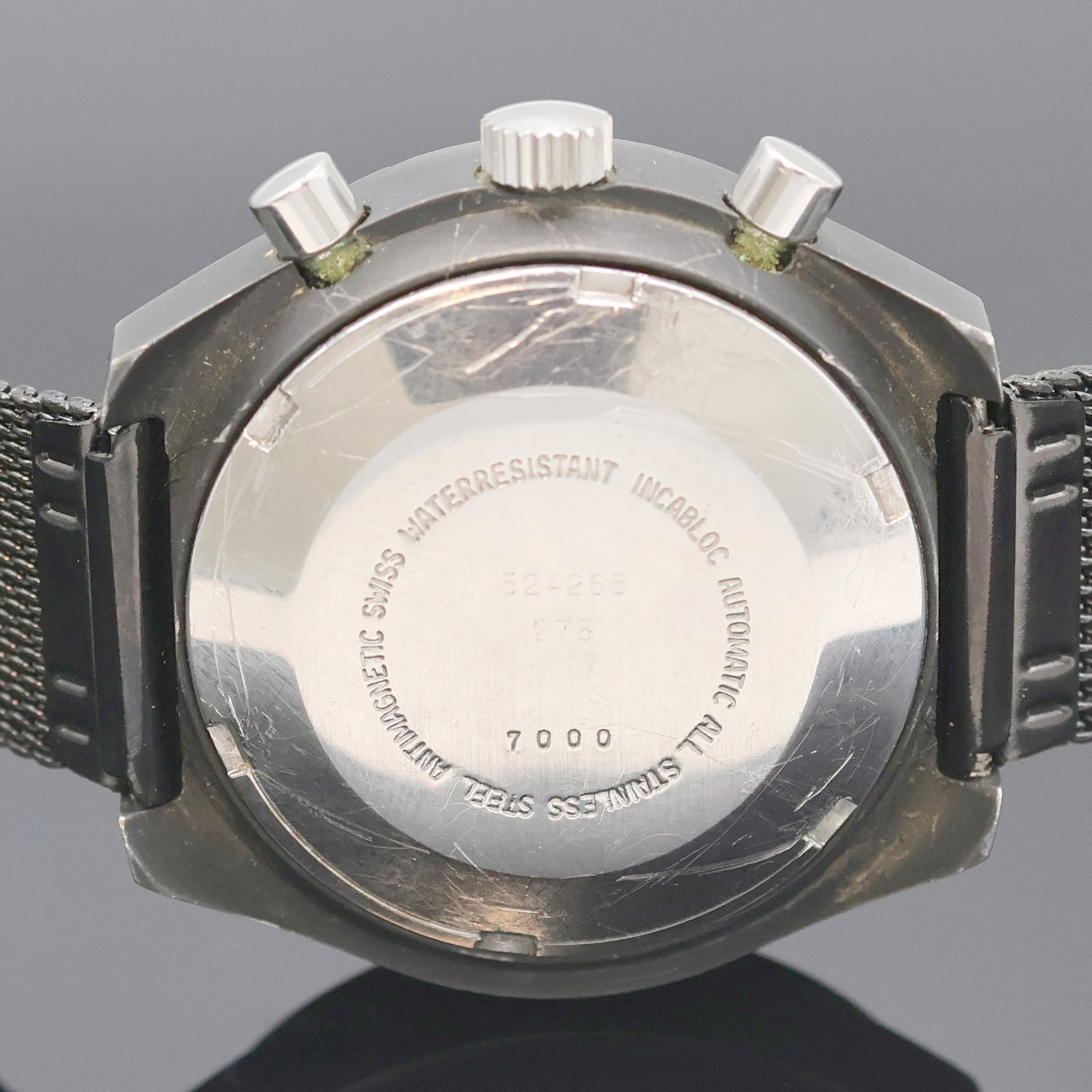 Detail e: DUGENA Herrenchronograph, Schweiz um 1980, Automatik, 2-teil., geschwärztes Edelstahlgeh., verschr. Boden, schwarzes Milanaiseband, schwarzes ...