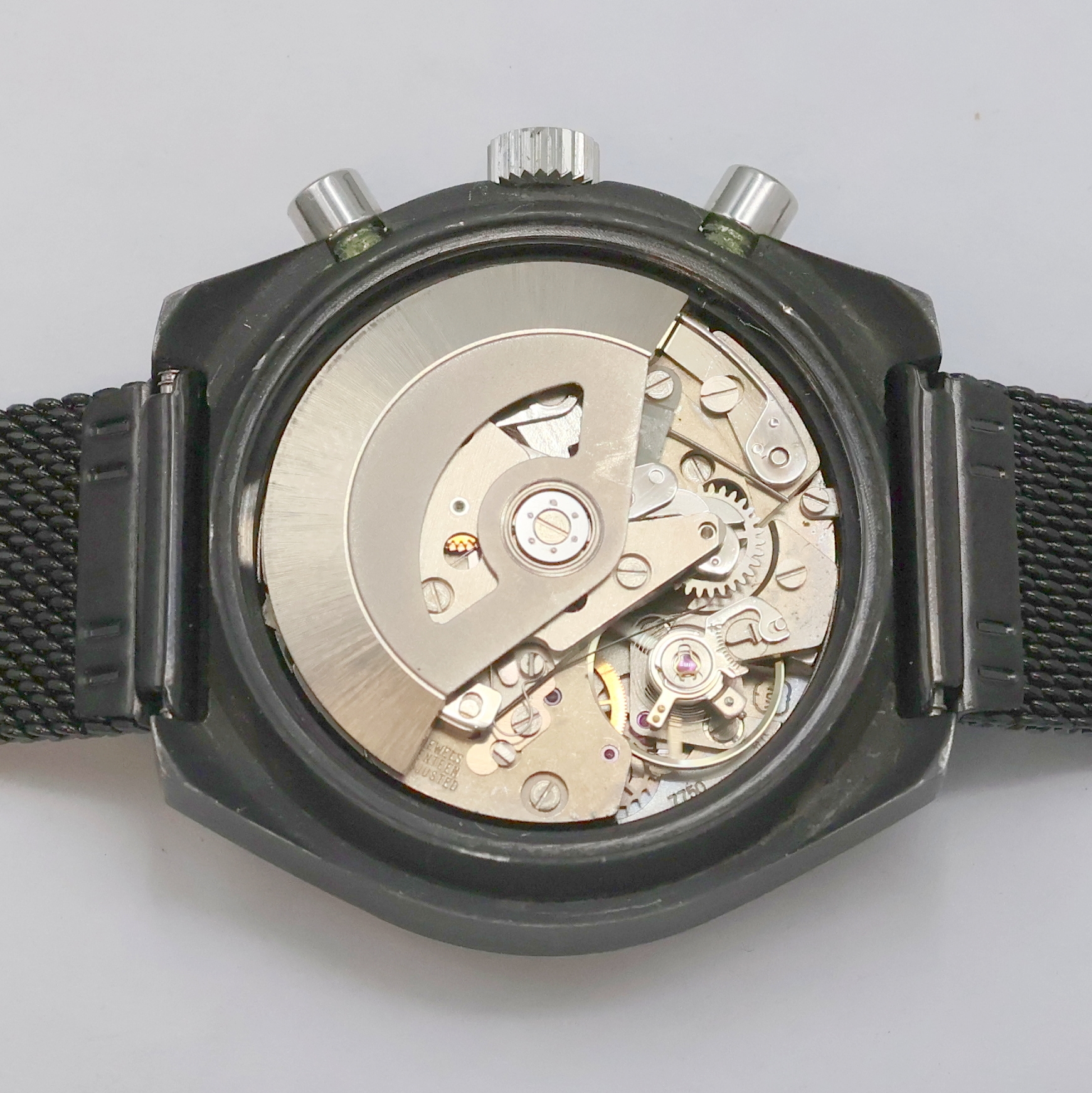 Detail f: DUGENA Herrenchronograph, Schweiz um 1980, Automatik, 2-teil., geschwärztes Edelstahlgeh., verschr. Boden, schwarzes Milanaiseband, schwarzes ...