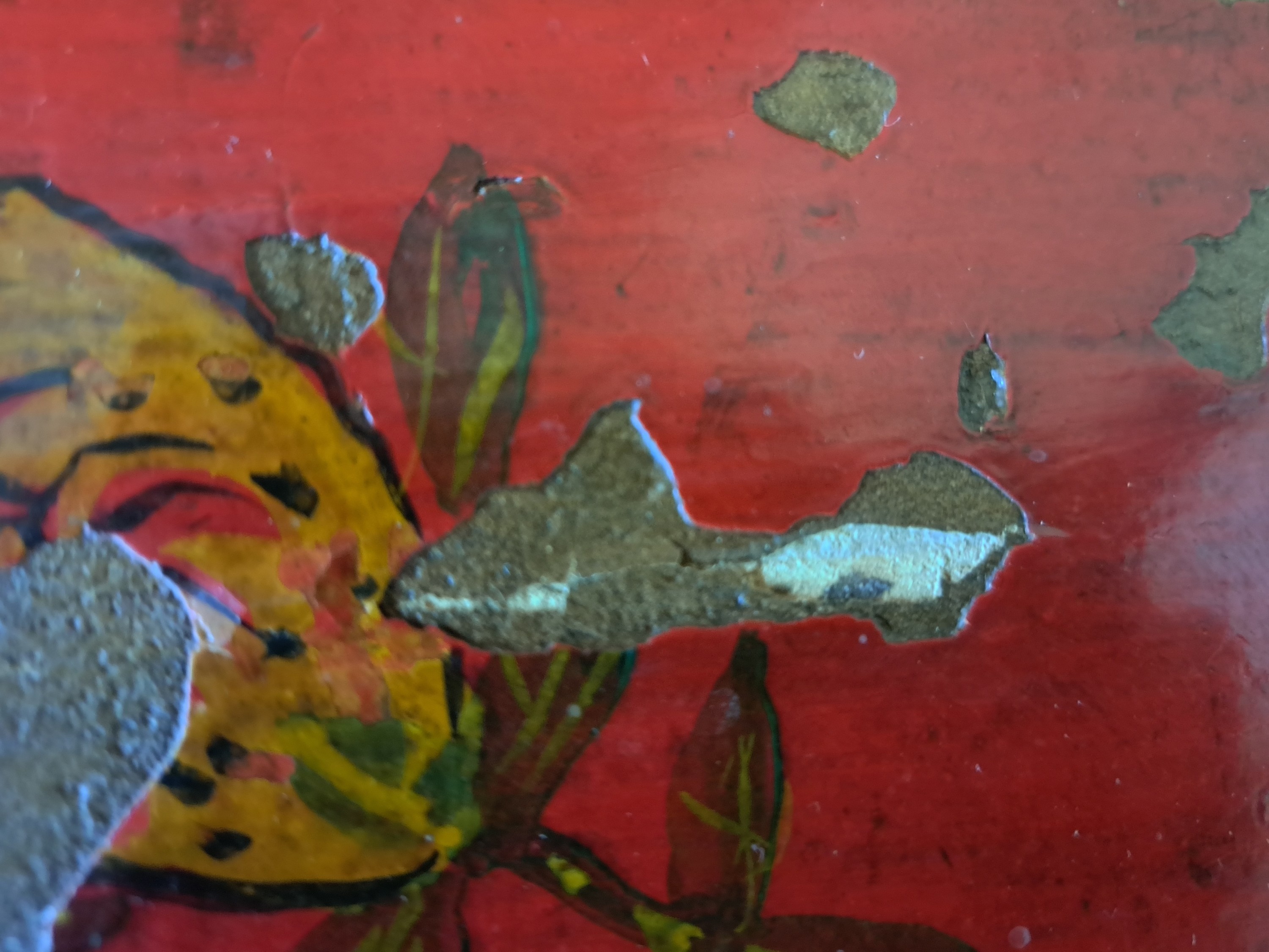 Detail f: Anrichte, China, um 1900, Holz rot lackiert, mit floralen Motiven und Vasen, Altersspuren, ca. 71 x 155 x 41 cm, EZ 2-3