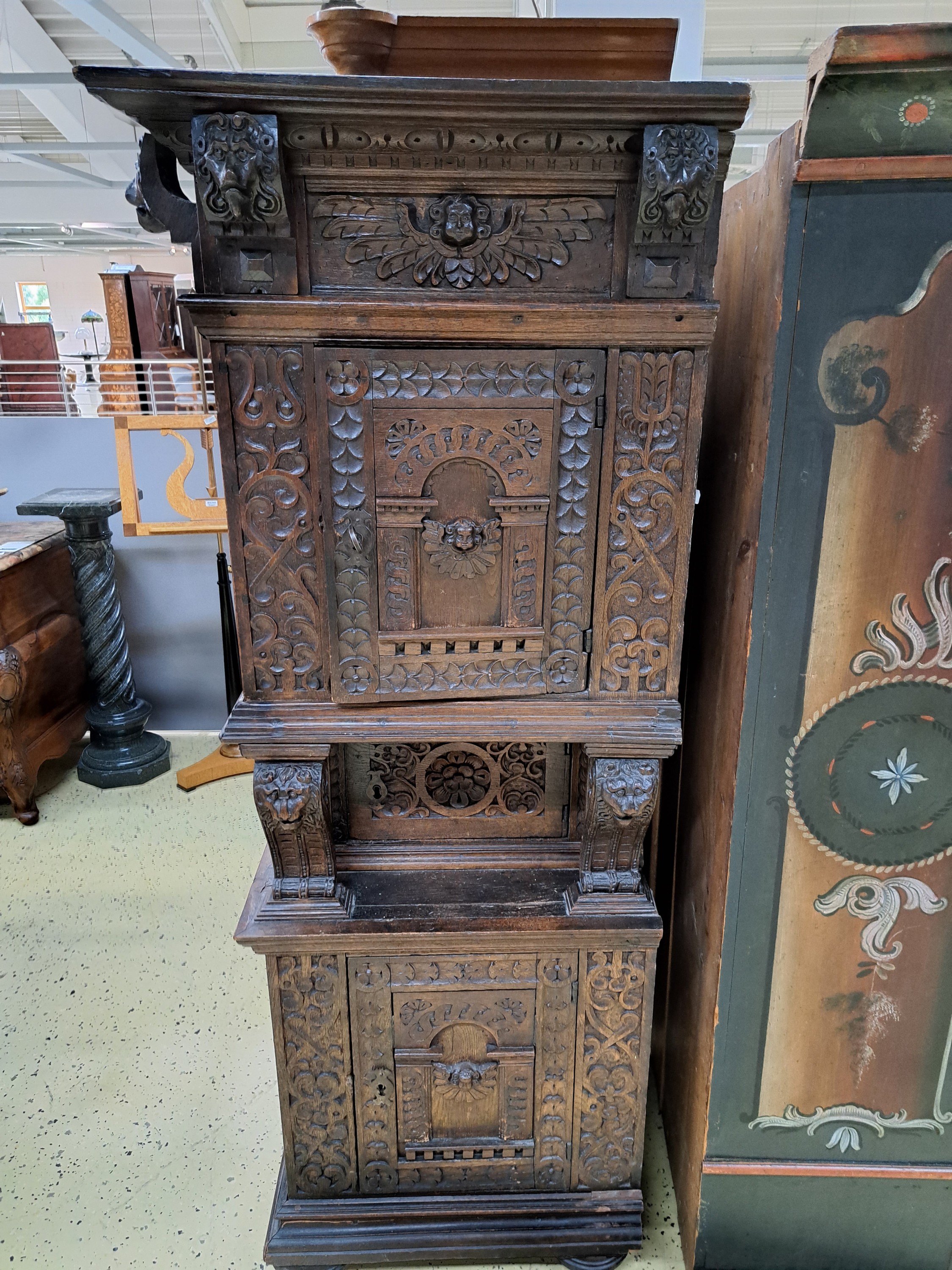 Detail a: Eckschrank im Renaissancestil unter Verwendung alter Teile, 17./19.Jh., Eiche massiv, Kastenmöbel als Unterteil aus Teilen des 17. Jh., Aufsatz des ...