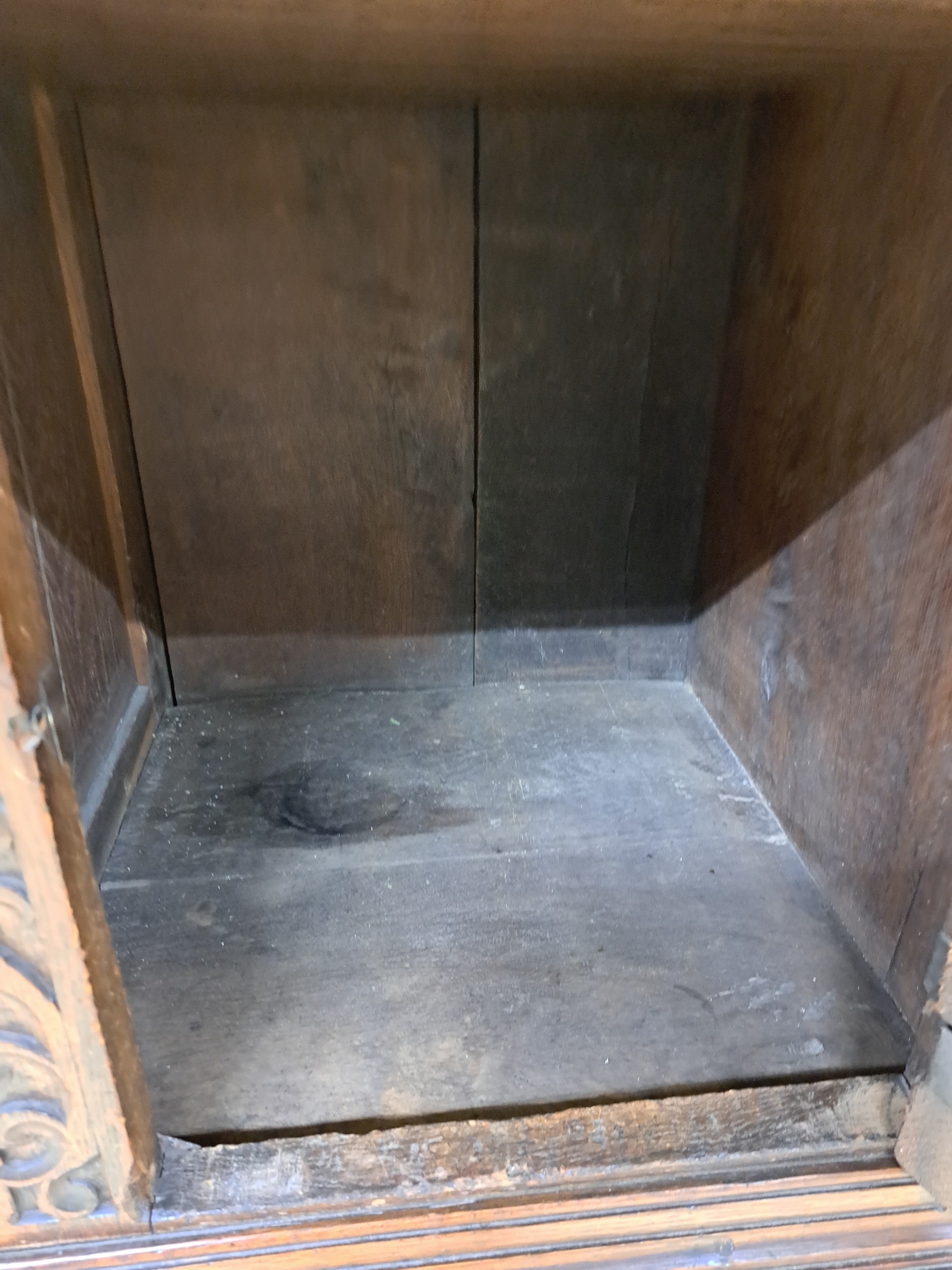 Detail b: Eckschrank im Renaissancestil unter Verwendung alter Teile, 17./19.Jh., Eiche massiv, Kastenmöbel als Unterteil aus Teilen des 17. Jh., Aufsatz des ...
