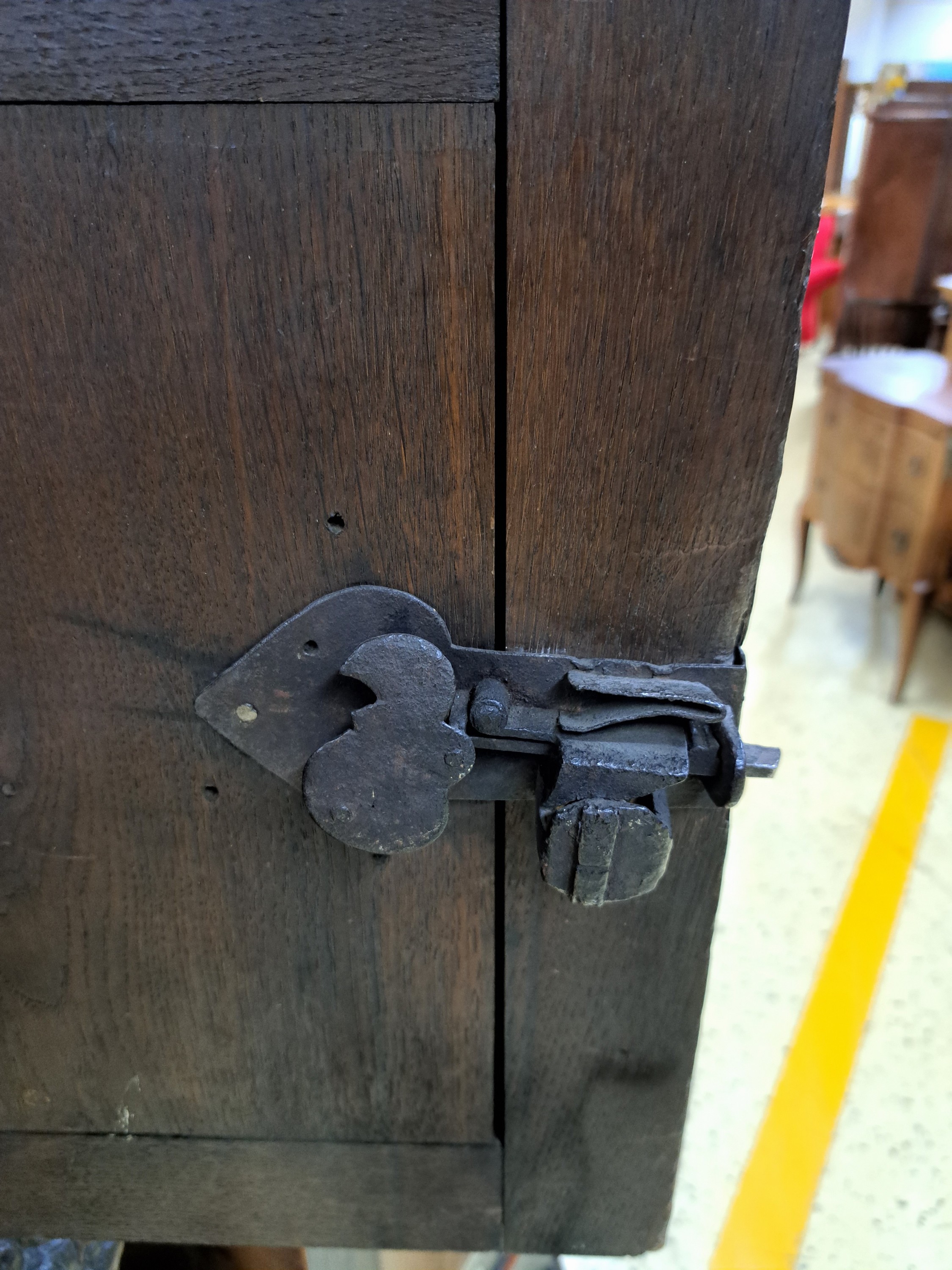 Detail c: Eckschrank im Renaissancestil unter Verwendung alter Teile, 17./19.Jh., Eiche massiv, Kastenmöbel als Unterteil aus Teilen des 17. Jh., Aufsatz des ...
