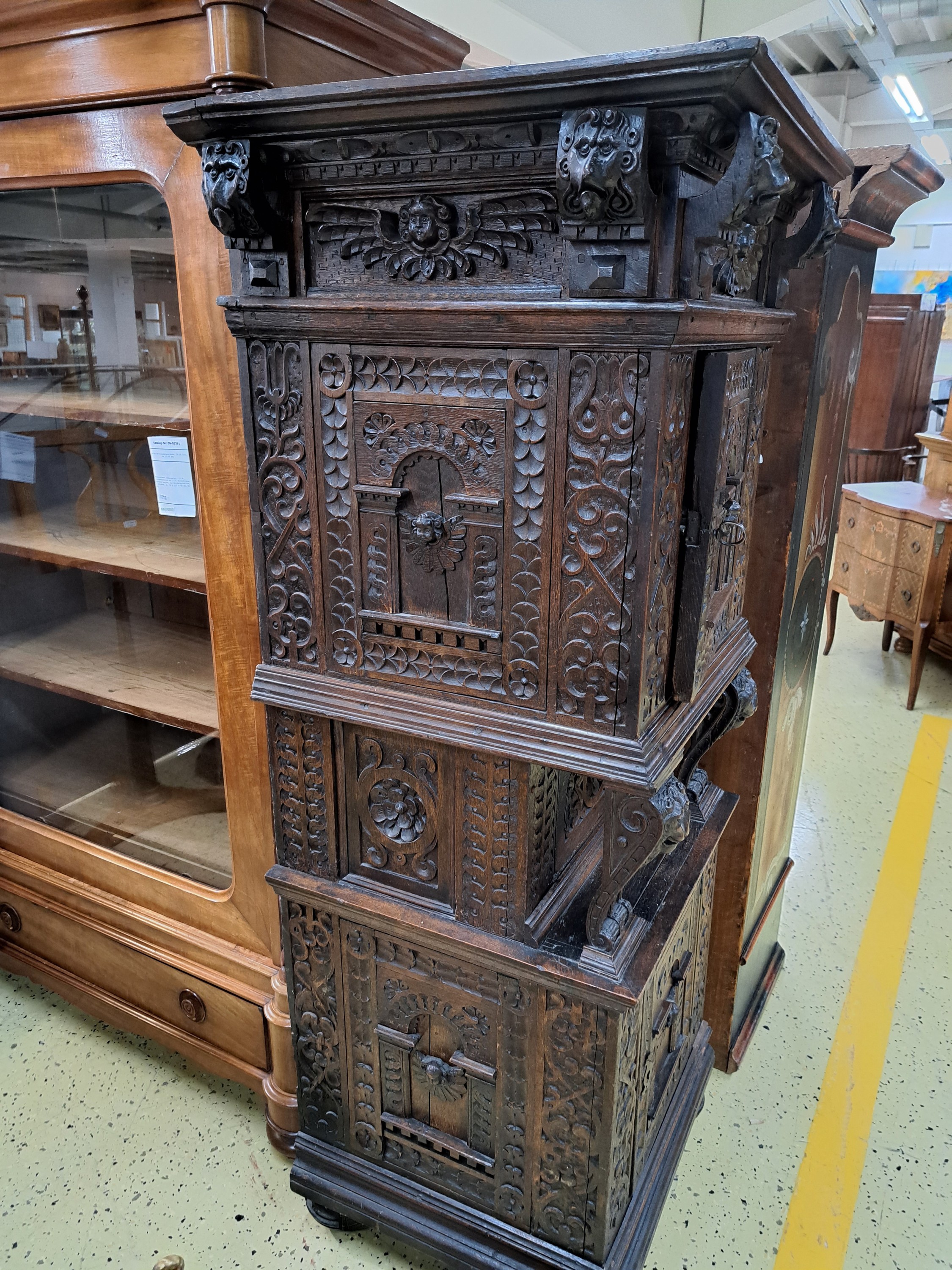 Detail d: Eckschrank im Renaissancestil unter Verwendung alter Teile, 17./19.Jh., Eiche massiv, Kastenmöbel als Unterteil aus Teilen des 17. Jh., Aufsatz des ...