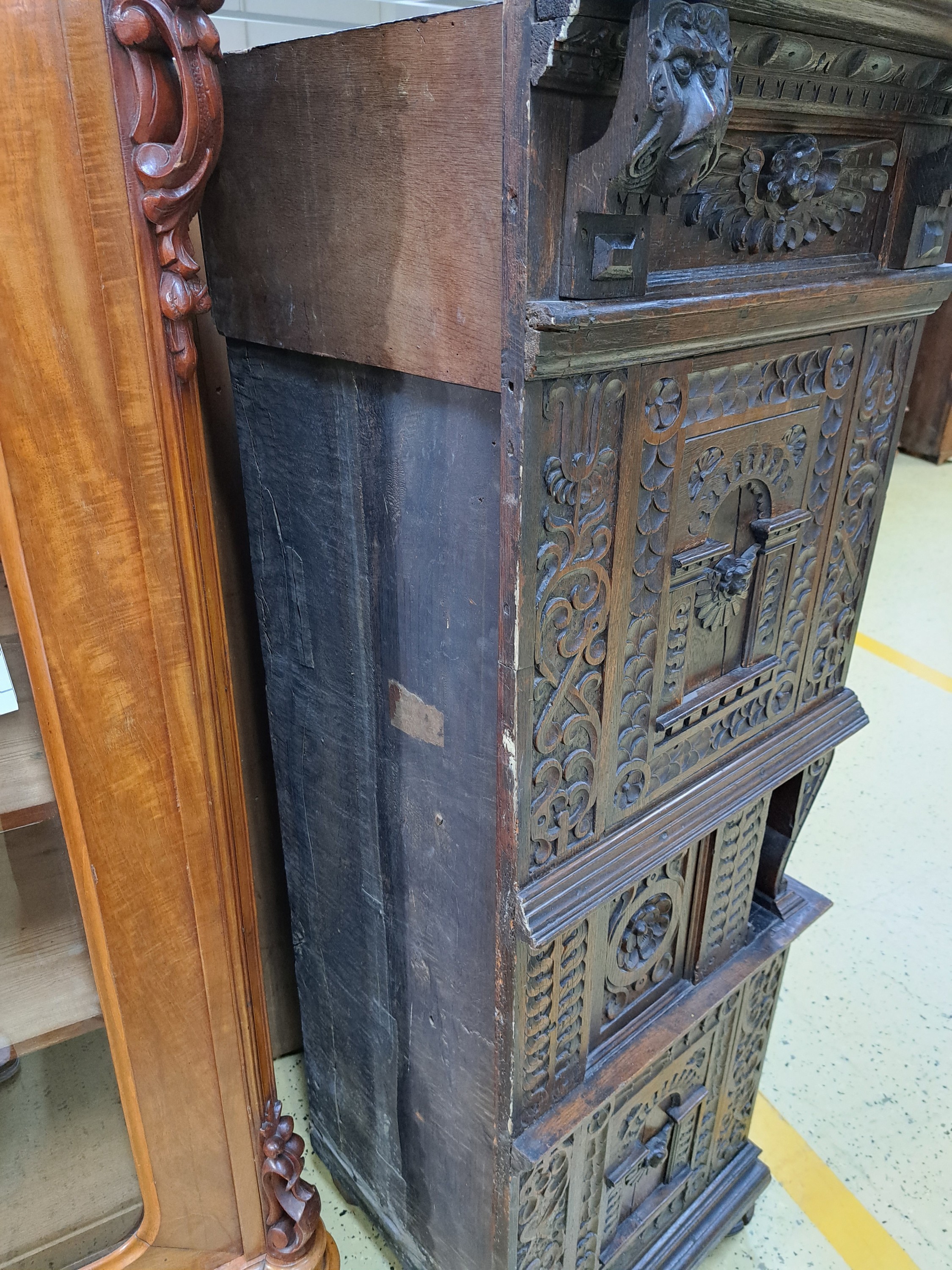 Detail e: Eckschrank im Renaissancestil unter Verwendung alter Teile, 17./19.Jh., Eiche massiv, Kastenmöbel als Unterteil aus Teilen des 17. Jh., Aufsatz des ...