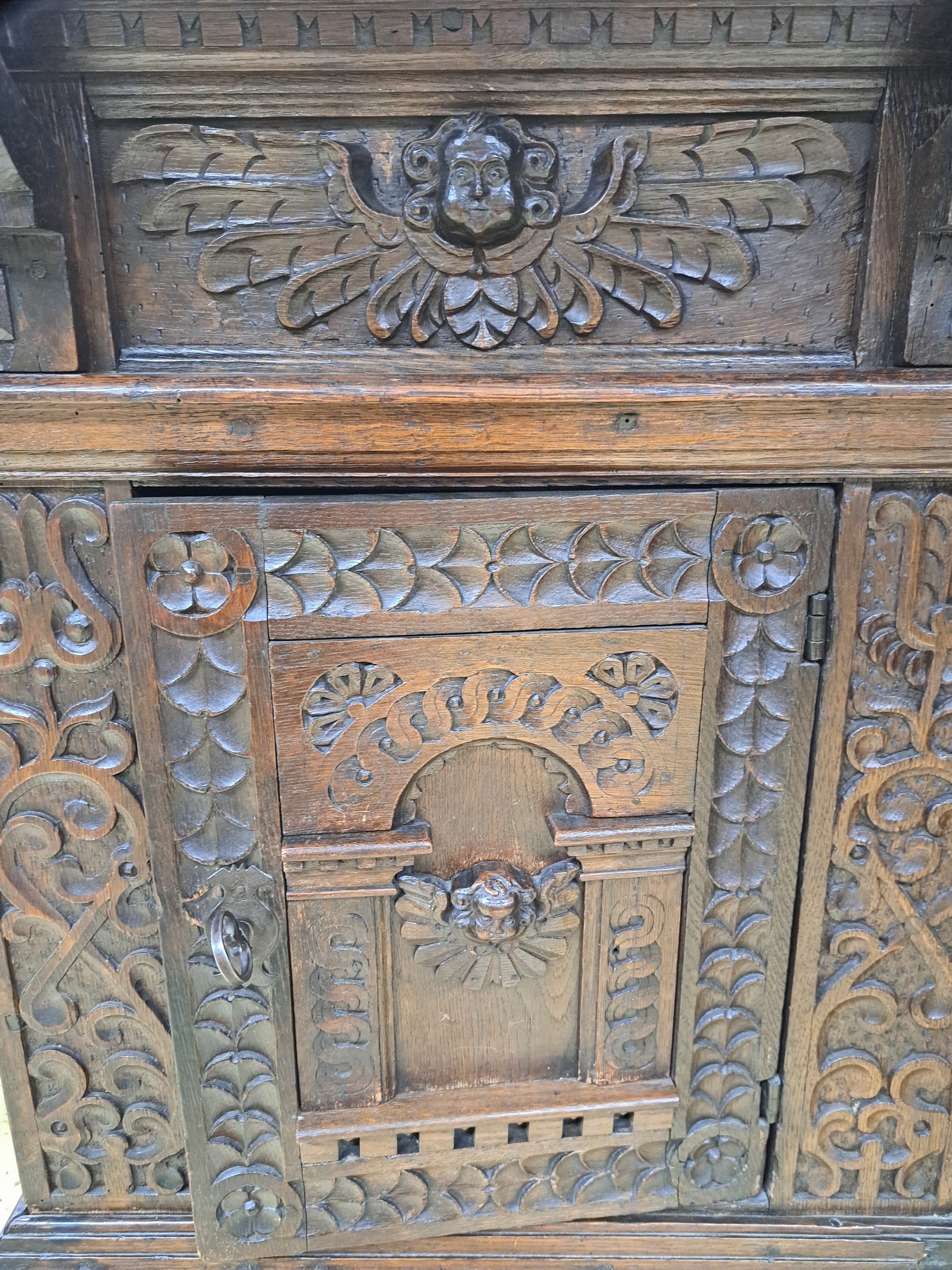 Detail f: Eckschrank im Renaissancestil unter Verwendung alter Teile, 17./19.Jh., Eiche massiv, Kastenmöbel als Unterteil aus Teilen des 17. Jh., Aufsatz des ...
