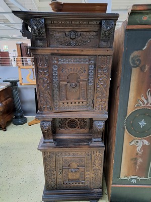 26971701a - Eckschrank im Renaissancestil unter Verwendung alter Teile, 17./19.Jh., Eiche massiv, ...