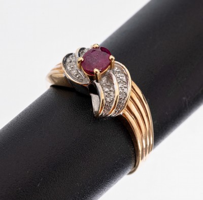 Image 26971732 - 14 kt Gold Rubin-Diamant-Ring, GG/WG 585/000, schleifenf. WG-Ringkopf, mittig erhaben ...