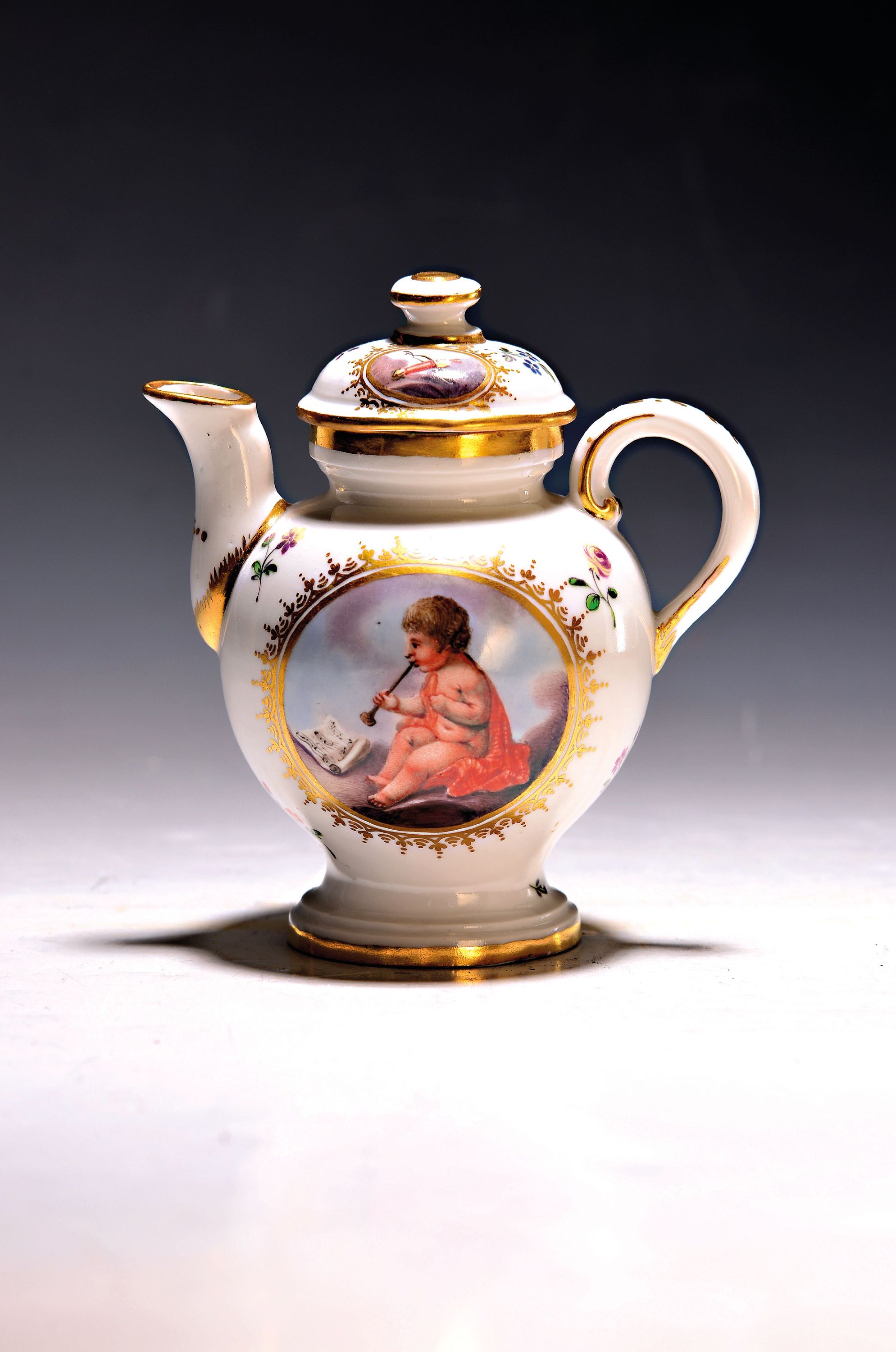 Detail a: Kännchen von einem Solitär, Frankenthal, um 1788, CT-Marke, Porzellan, in Goldkartusche beidseitiger Amorettendekor, musizierend und mit Blumen, ...