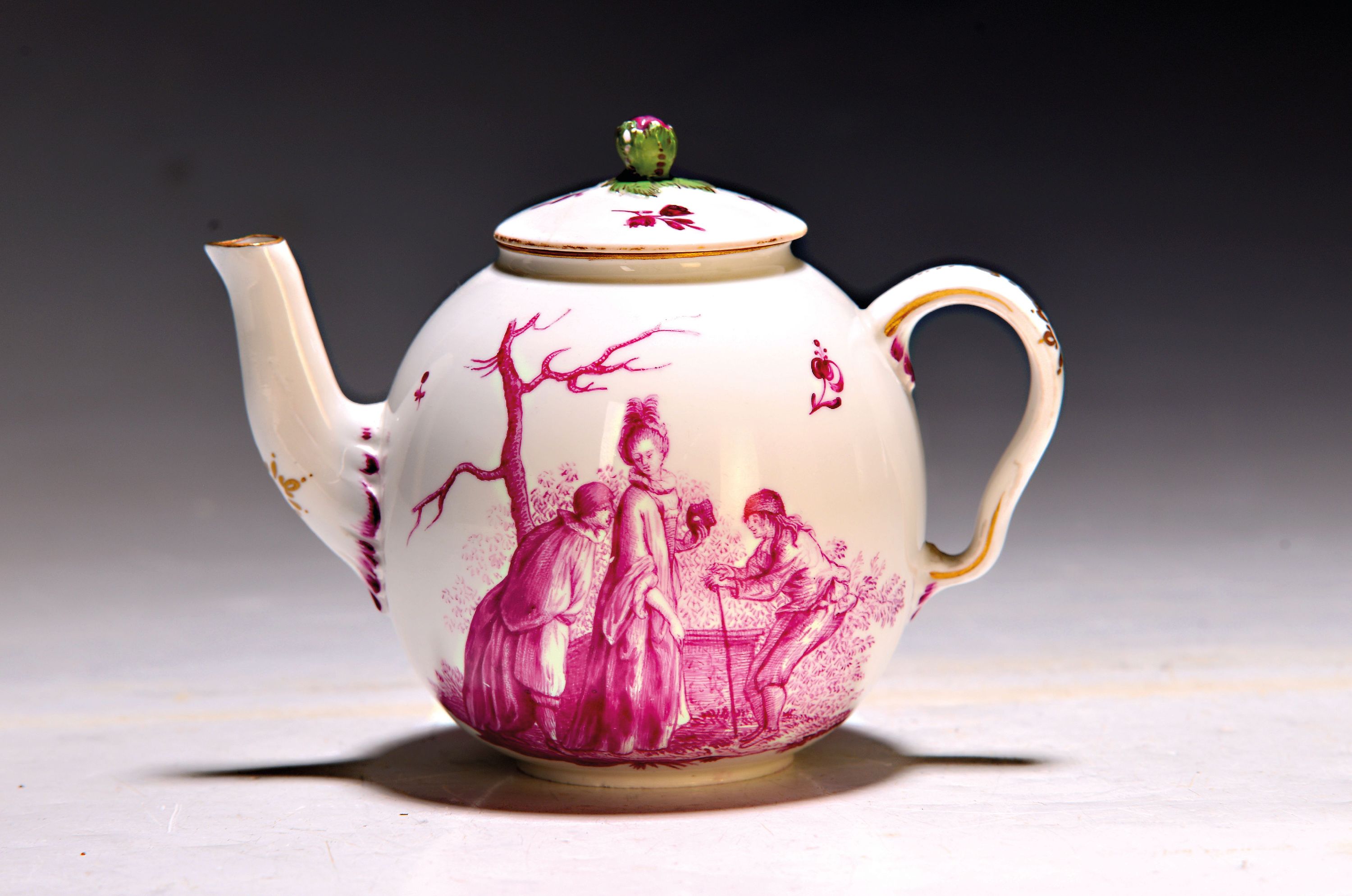 Detail a: Kleines Teekännchen, Frankenthal, 1762-1770, CT-Marke mit AB, für Adam Bergdoll, Porzellan, kugeliger Korpus mit sog. Ohrenhenkel, beidseitige ...