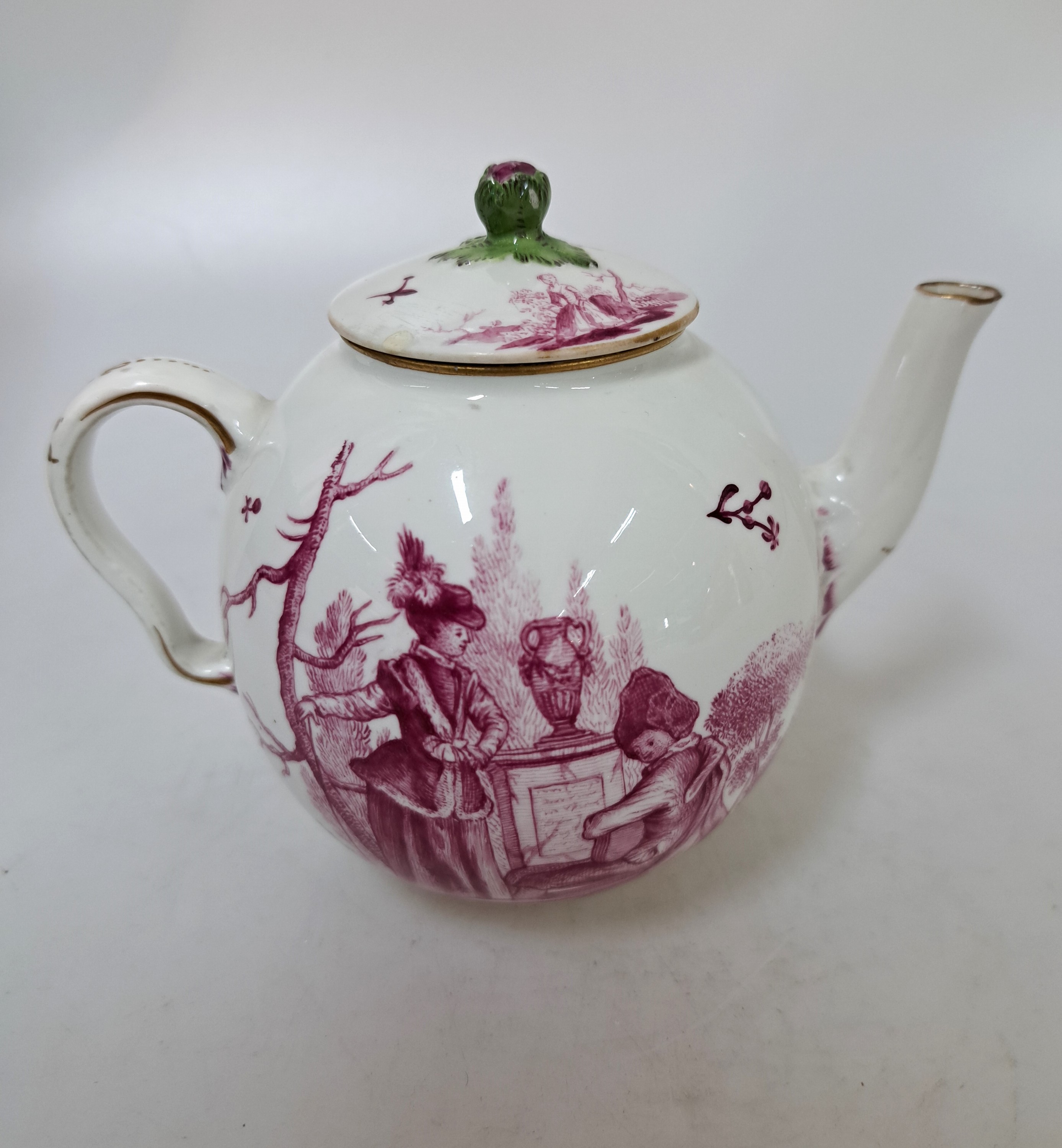 Detail b: Kleines Teekännchen, Frankenthal, 1762-1770, CT-Marke mit AB, für Adam Bergdoll, Porzellan, kugeliger Korpus mit sog. Ohrenhenkel, beidseitige ...