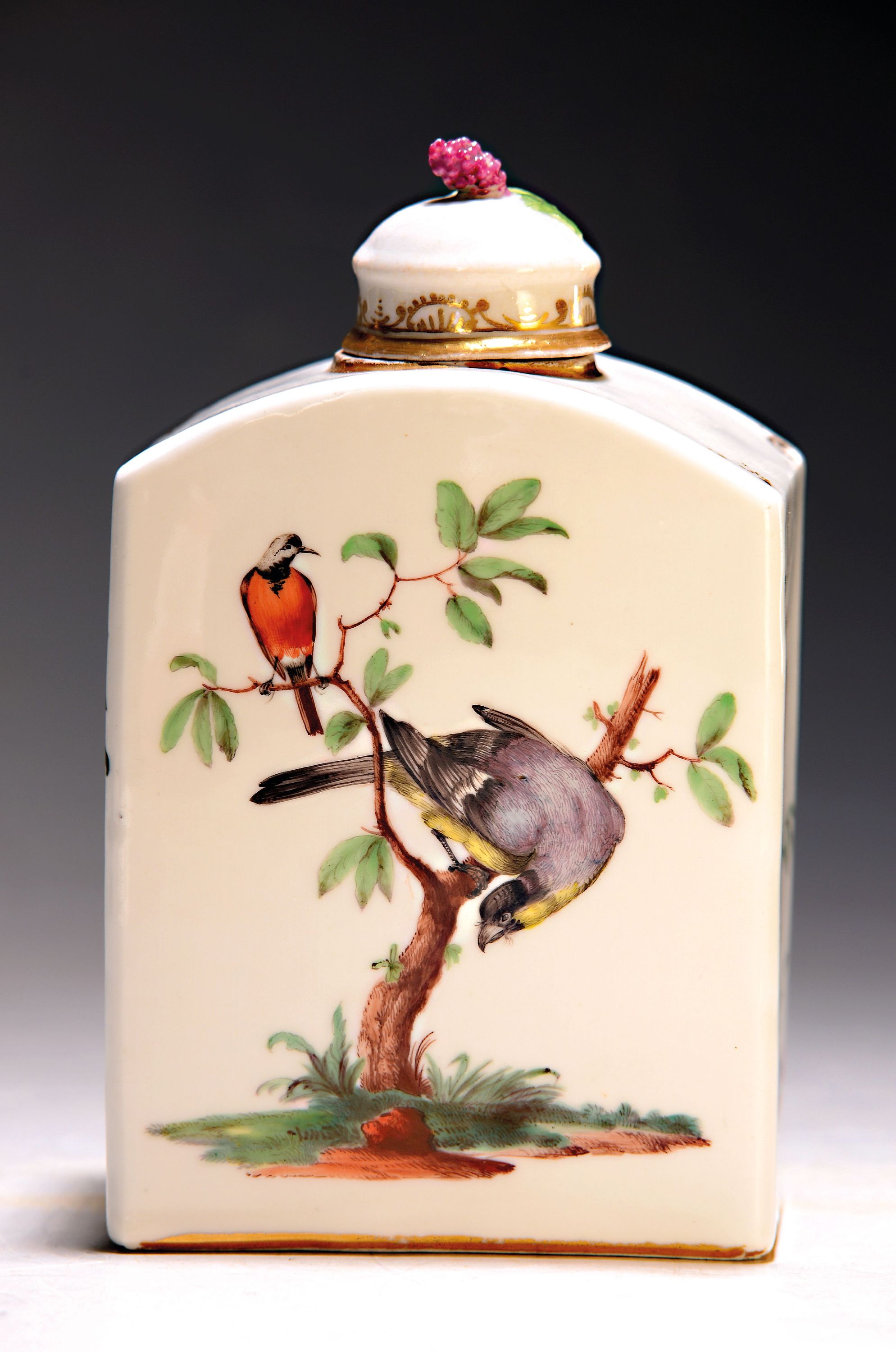 Detail a: Große Teedose, Frankenthal, 1755-1759, Löwenmarke, vier Seiten mit Vogelmalereien, eine Seite mit sitzender Schwalbe vor Ruine, rückseitig mit ...
