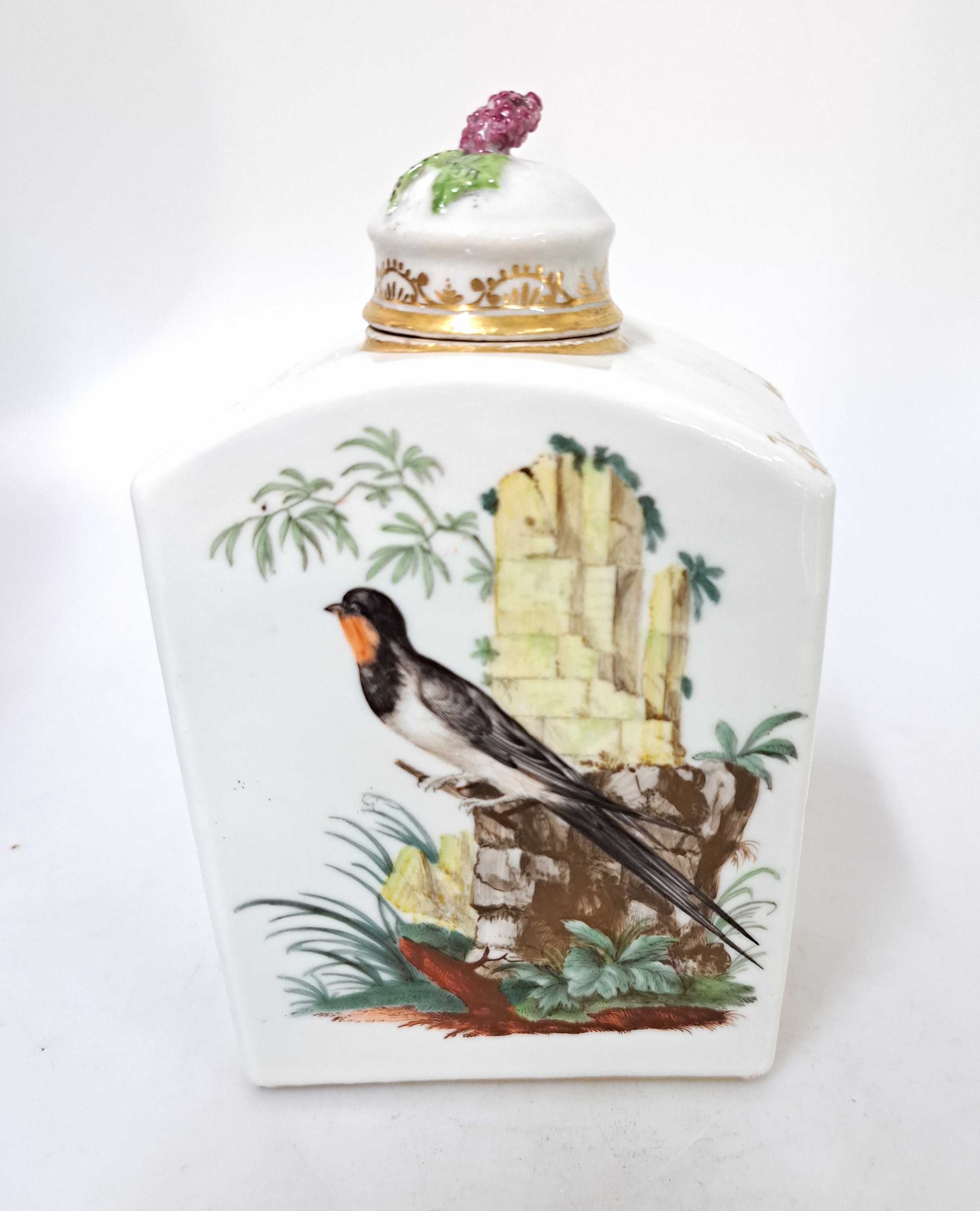 Detail b: Große Teedose, Frankenthal, 1755-1759, Löwenmarke, vier Seiten mit Vogelmalereien, eine Seite mit sitzender Schwalbe vor Ruine, rückseitig mit ...