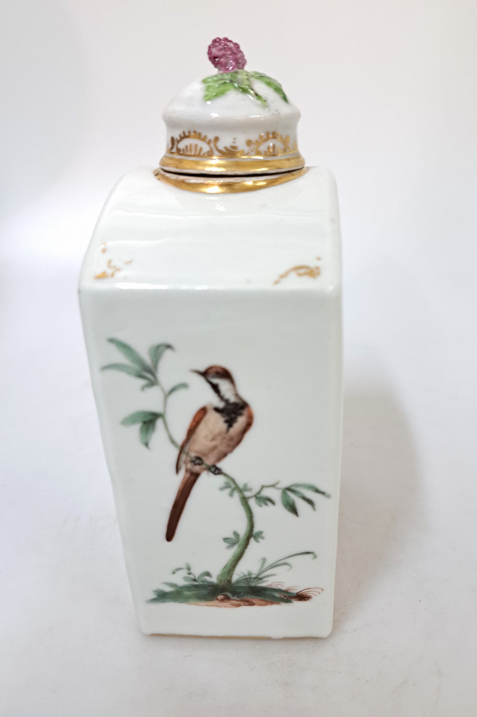 Detail c: Große Teedose, Frankenthal, 1755-1759, Löwenmarke, vier Seiten mit Vogelmalereien, eine Seite mit sitzender Schwalbe vor Ruine, rückseitig mit ...
