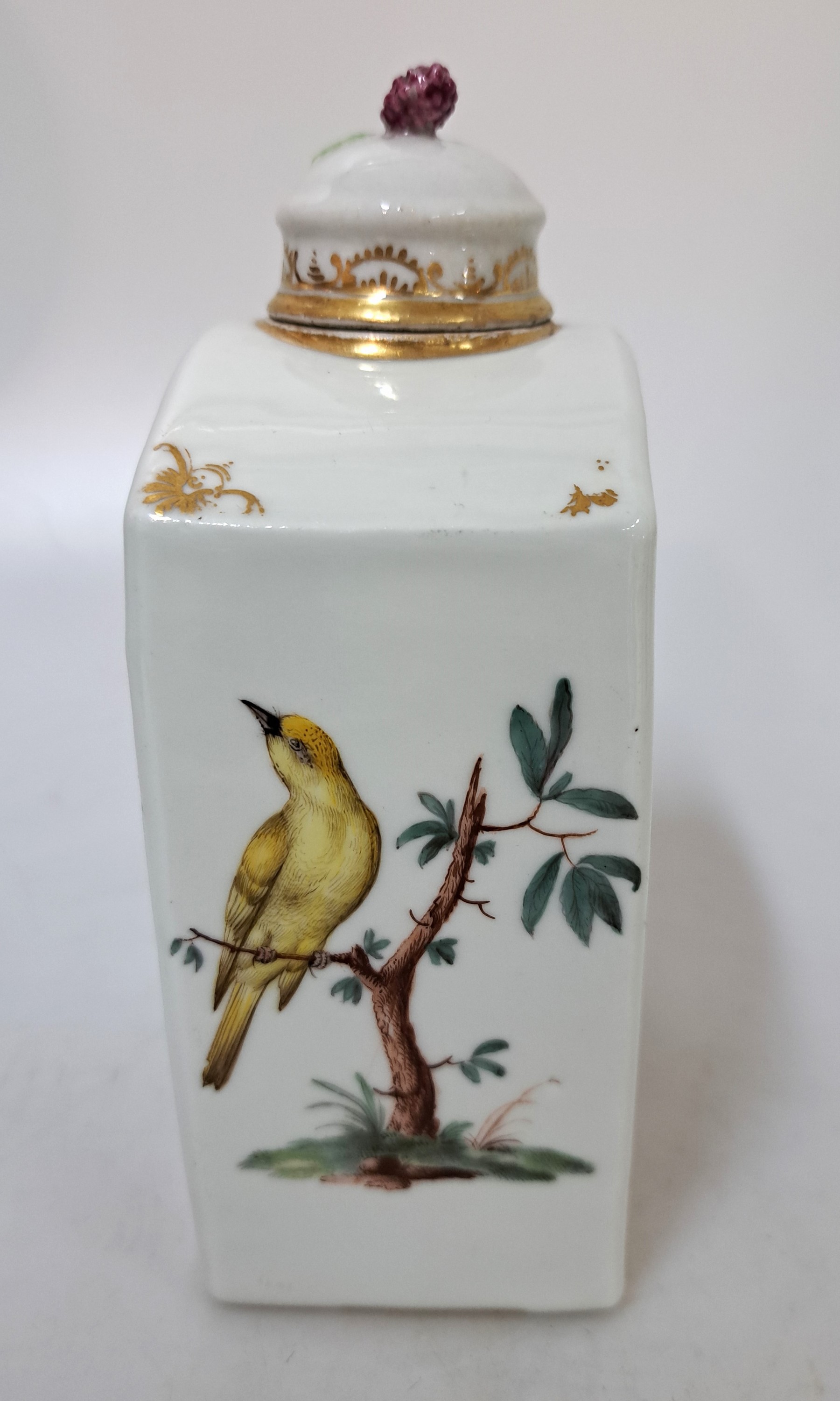 Detail e: Große Teedose, Frankenthal, 1755-1759, Löwenmarke, vier Seiten mit Vogelmalereien, eine Seite mit sitzender Schwalbe vor Ruine, rückseitig mit ...